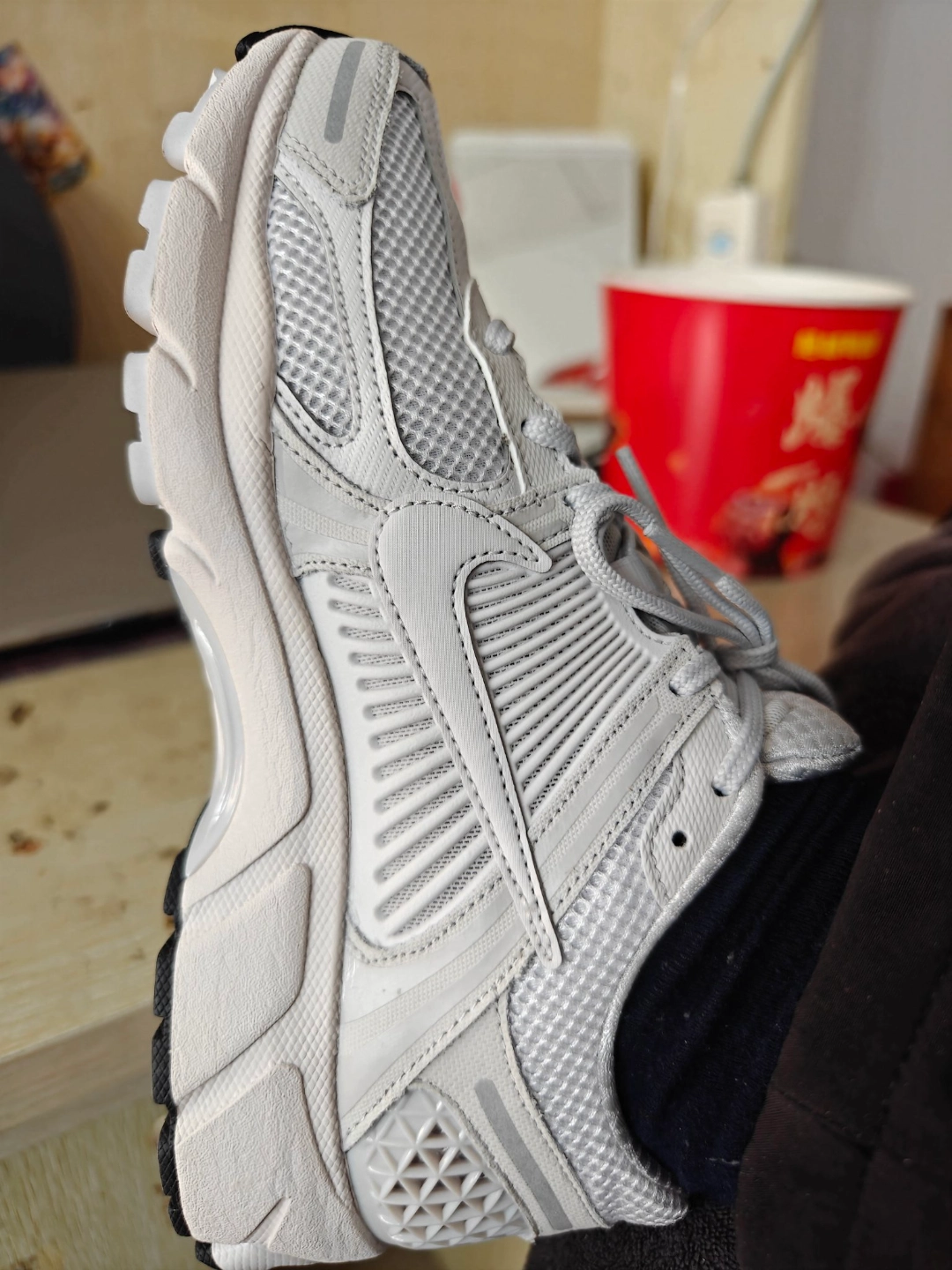 custom review-Nike Air Zoom Vomero 5 Устойчивый к истиранию Низкий Топ Воздушная подушка Повседневная Обувь для тренировок Городская Коммутерская Беговая Обувь Унисекс Серый