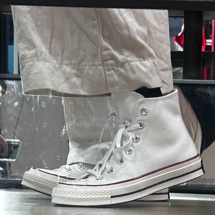 白色匡威帆布鞋