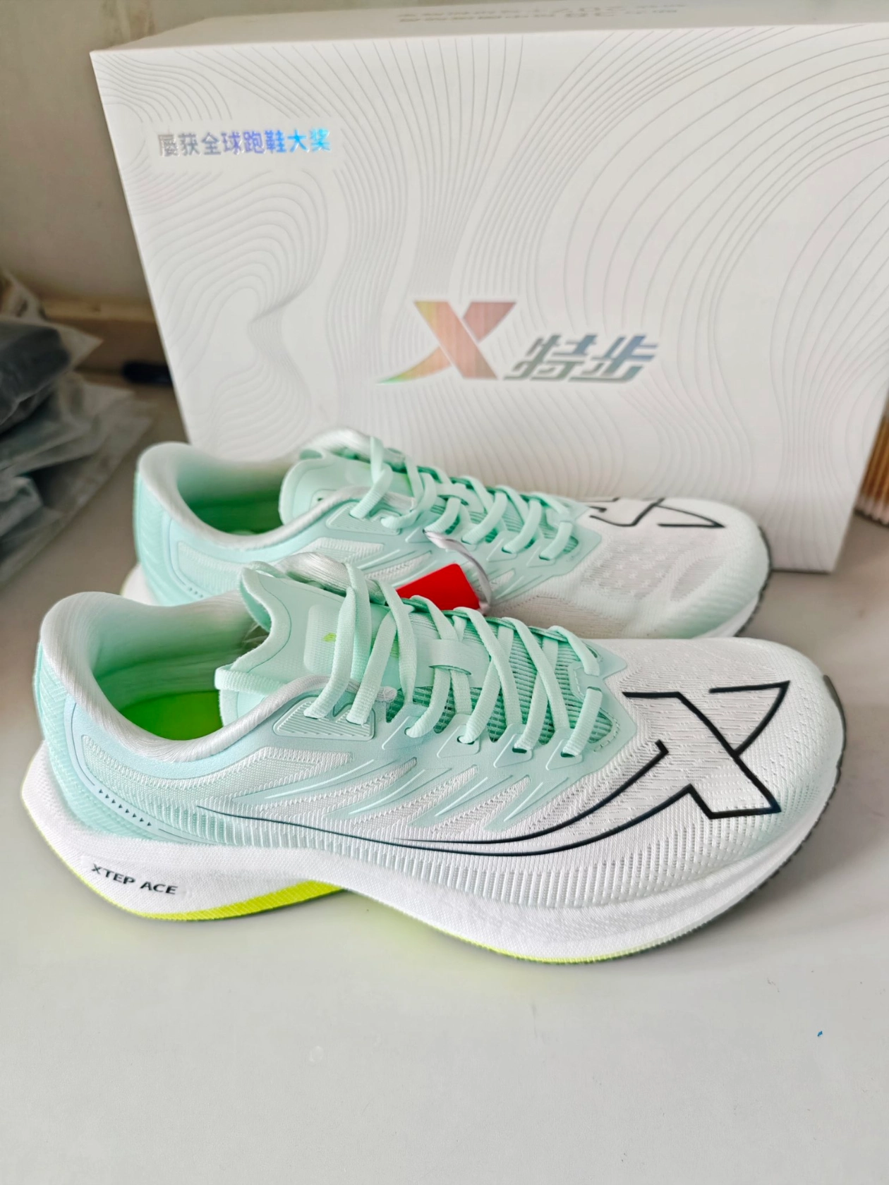 绝了!特步一体成型跑鞋!