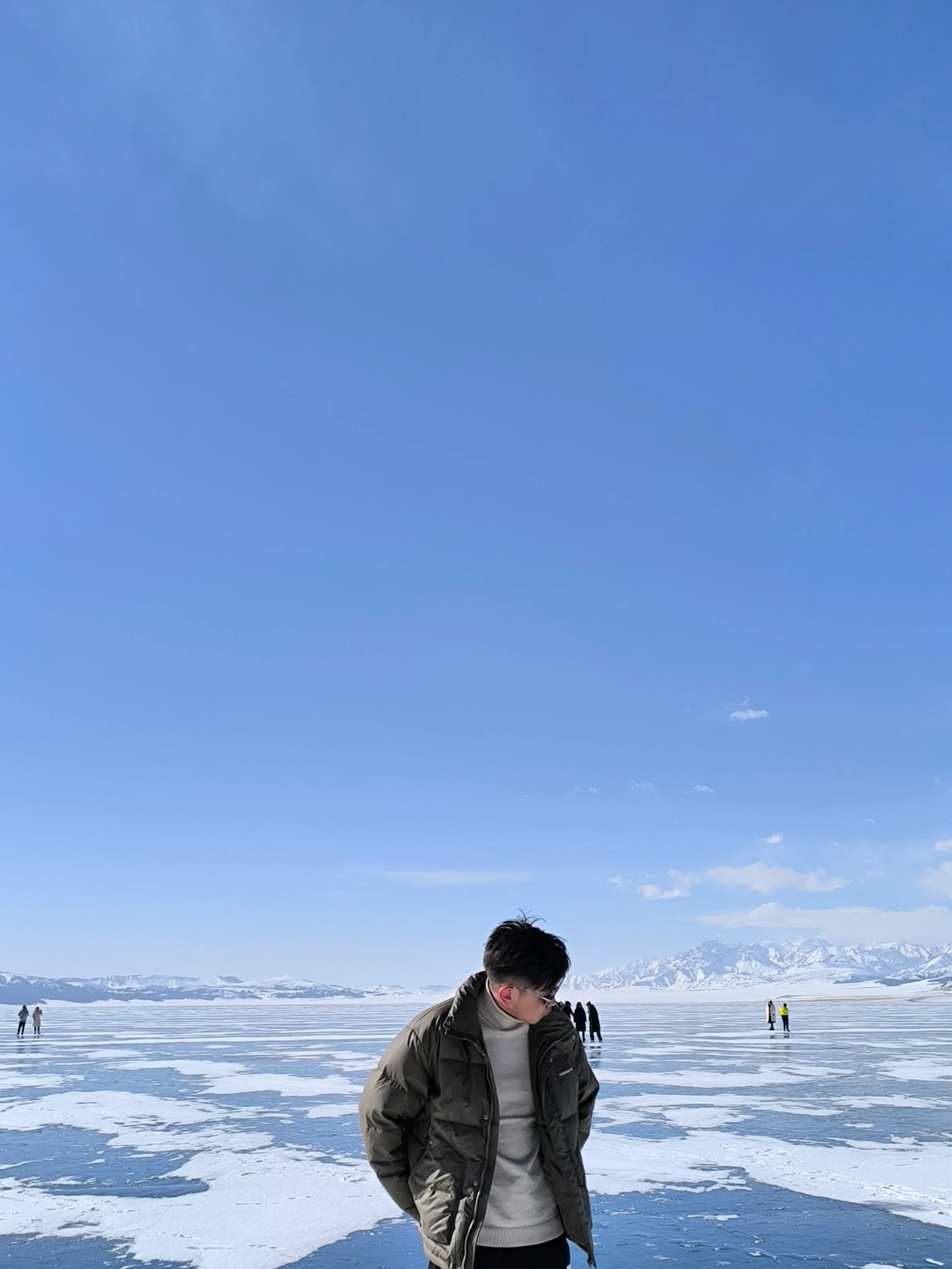 赛里木湖拍照男，旅游帮手
