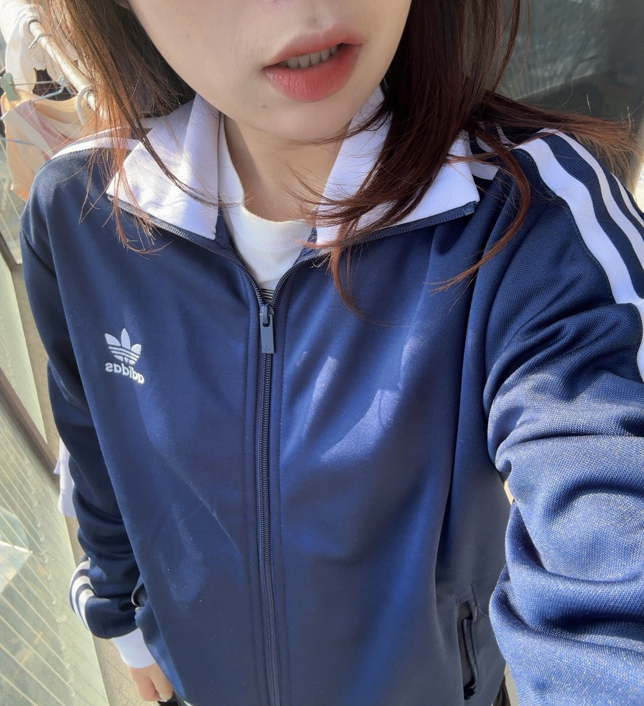 更一波阳光下的阿迪藏蓝色