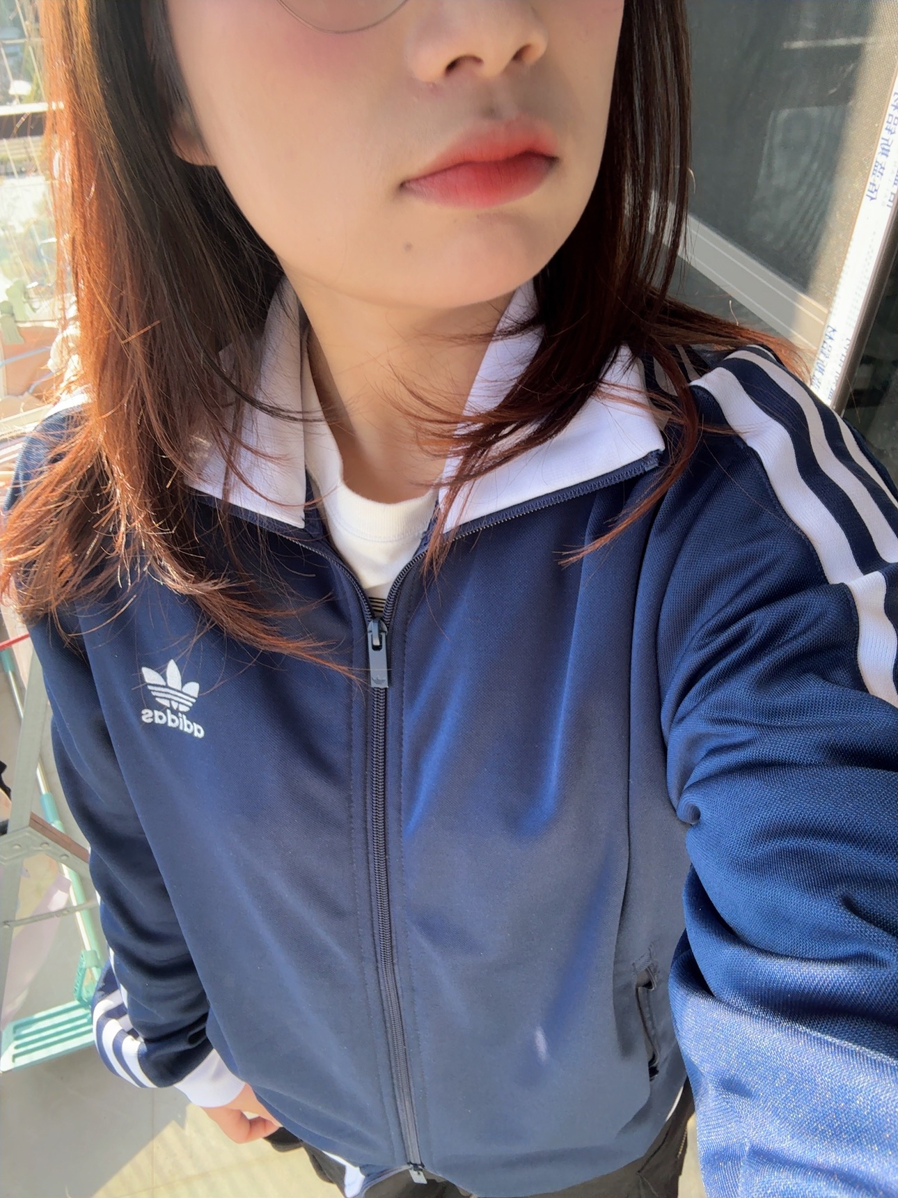 更一波阳光下的阿迪藏蓝色