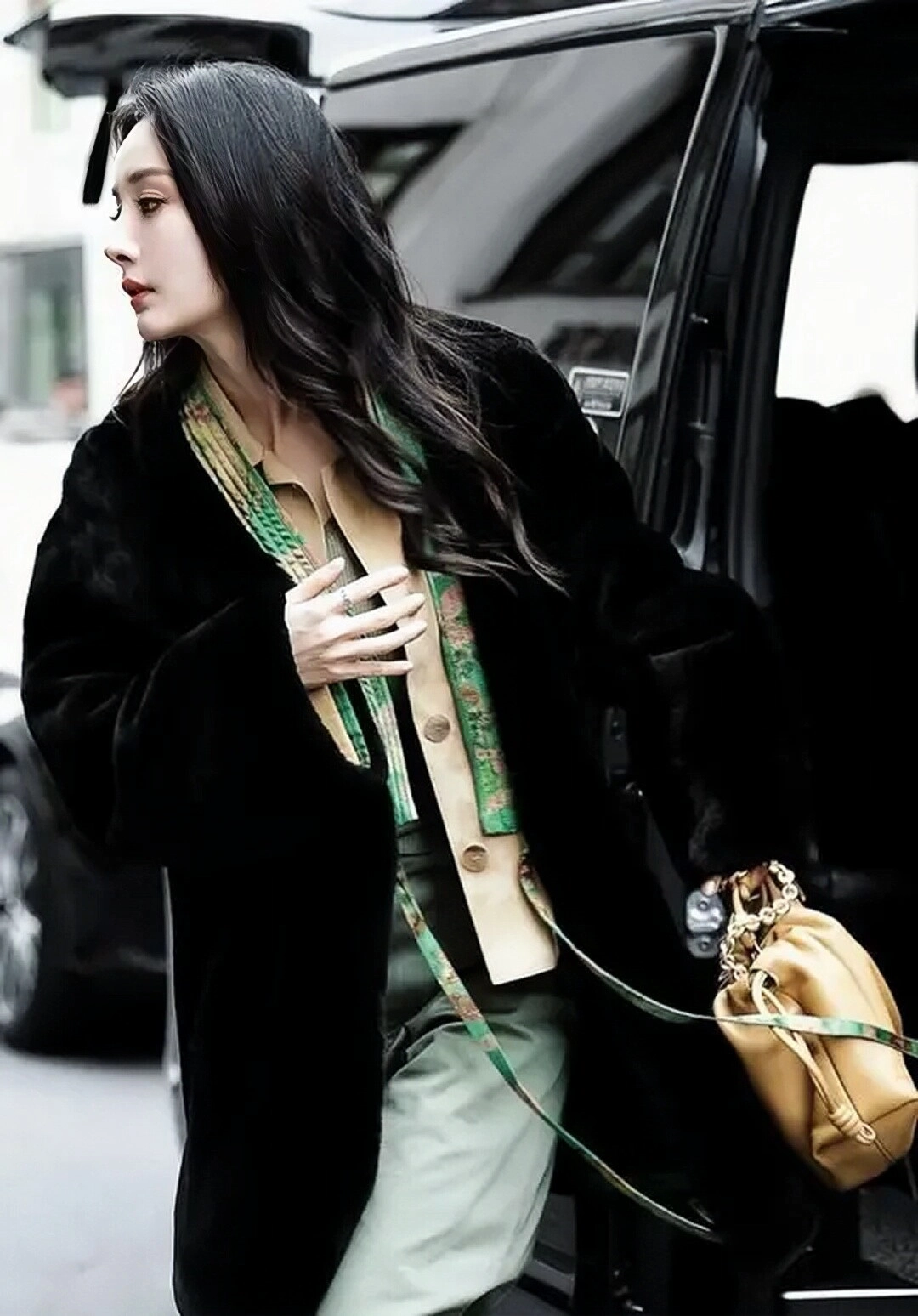 杨幂秀身材!黑色皮草大衣搭橄榄绿背心黄色皮夹克,满满高级感!