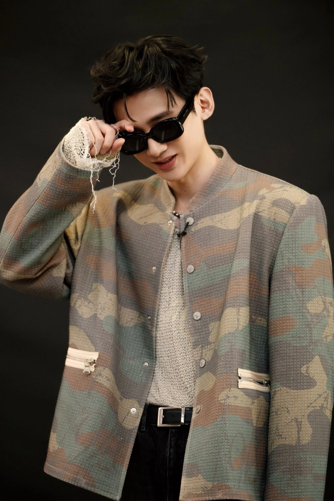 白敬亭时尚迷彩装亮相,墨镜下的神秘魅力让人着迷!