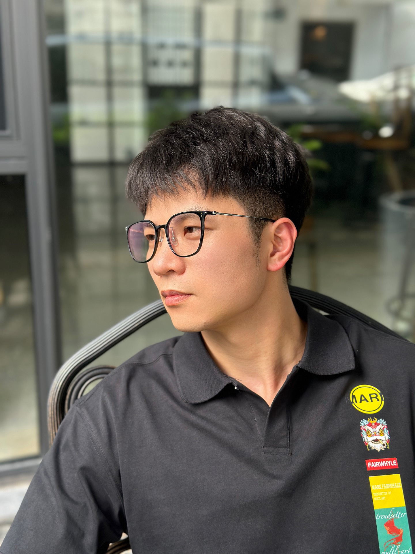 男生诗文眼镜戴起来