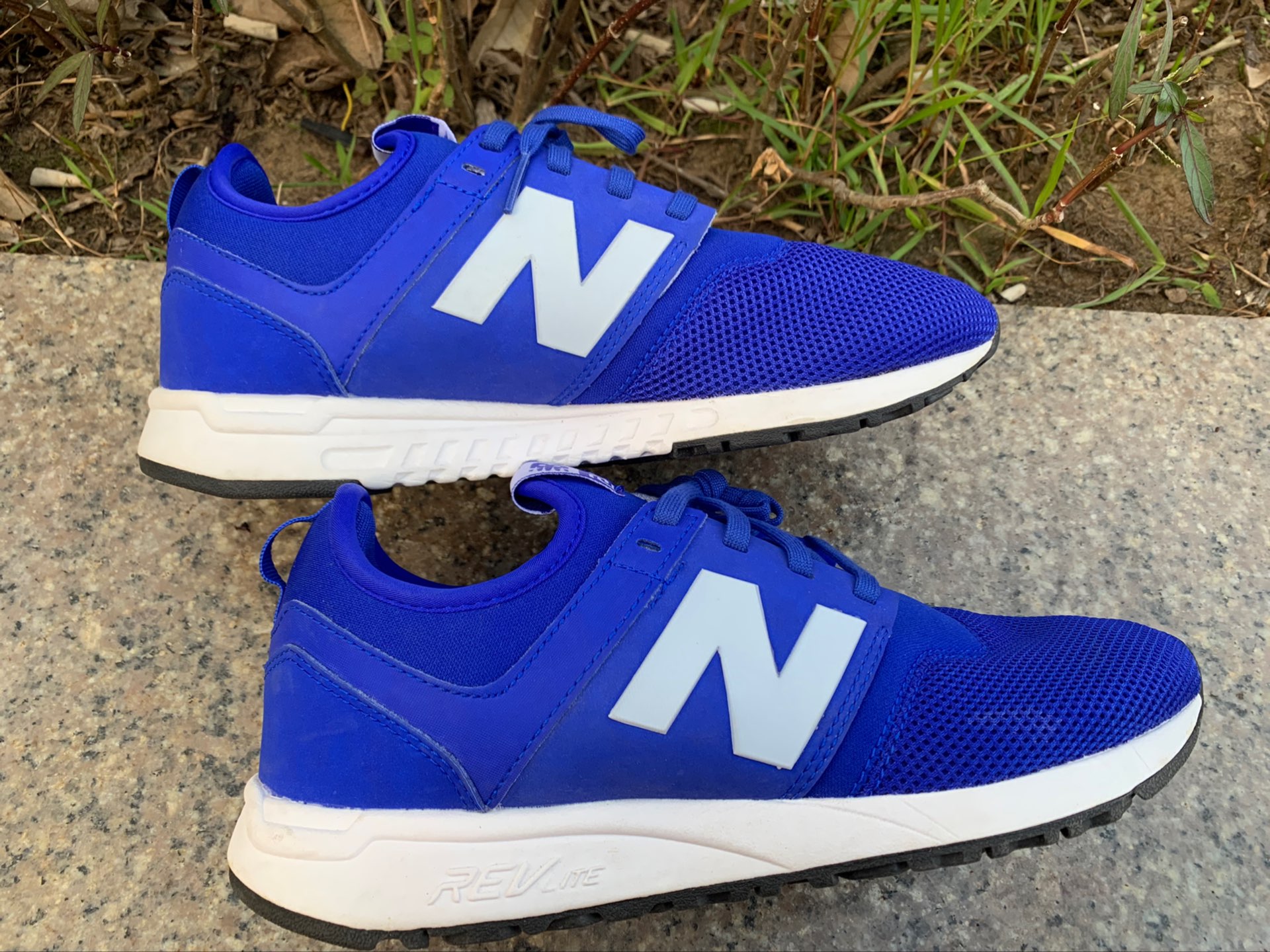 踩上新百伦 247 蓝色运动鞋,活力无限脚步轻盈!👟