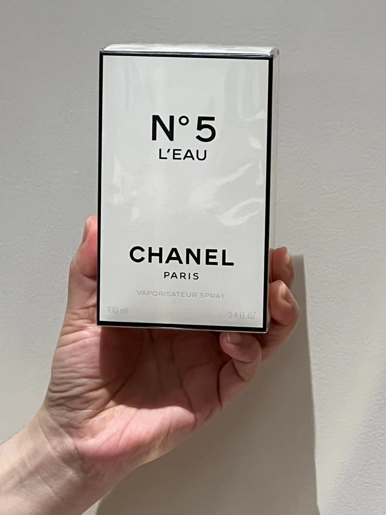 香奈儿5号,在众多浓艳的花果香之中演绎出一种清冷的感觉