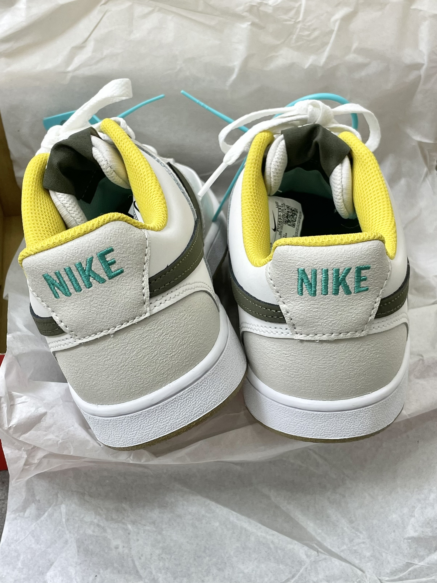 nike定制左右脚字母图片