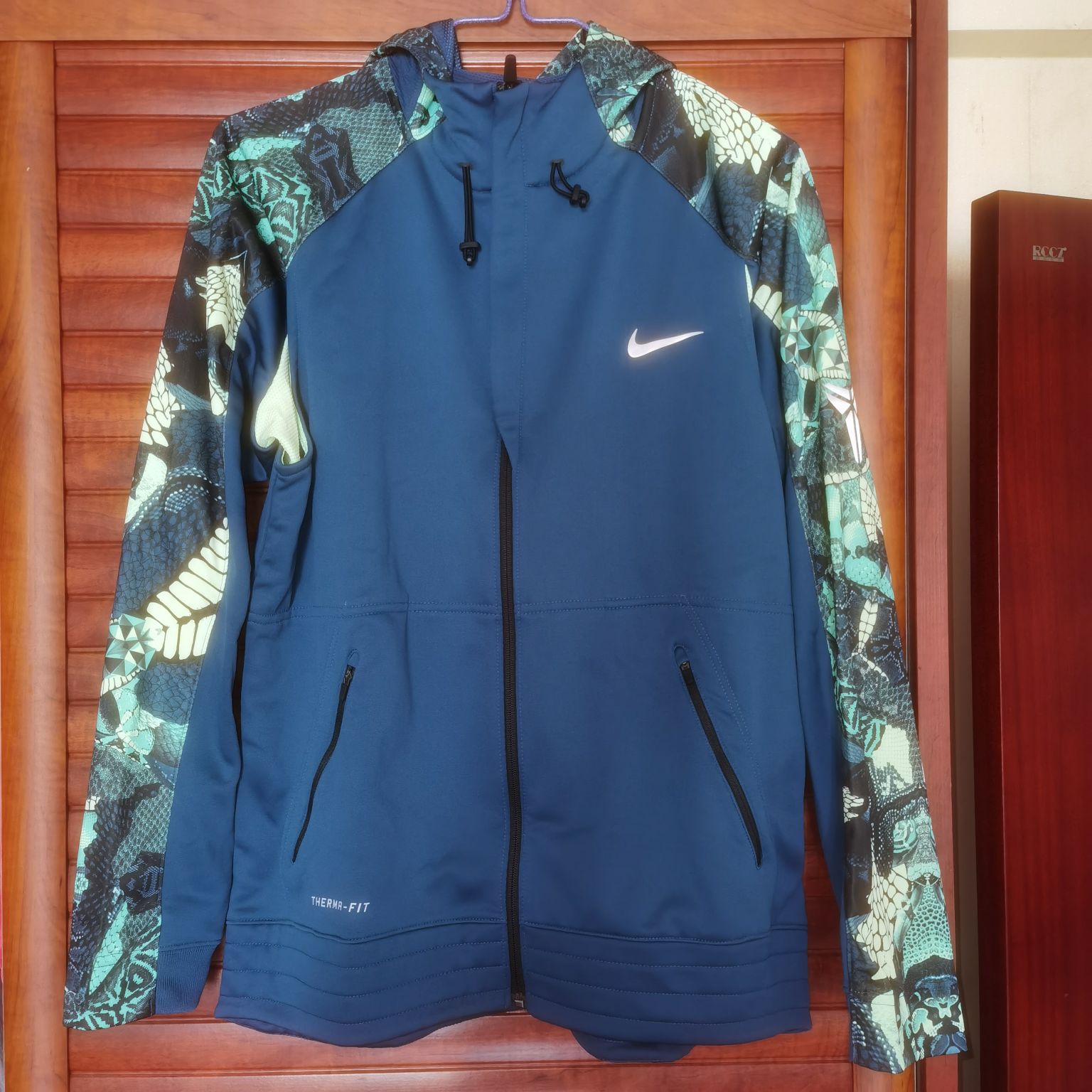 nike耐克科比绝版蛇纹外套出售