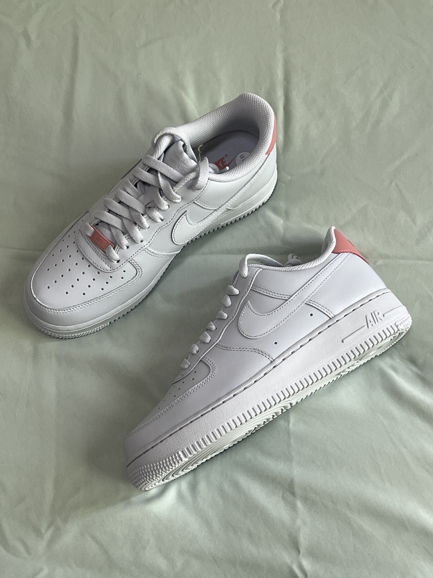 今天给大家分享一双新款配色的空军一号 鞋子是牛皮革材质的水泥灰色