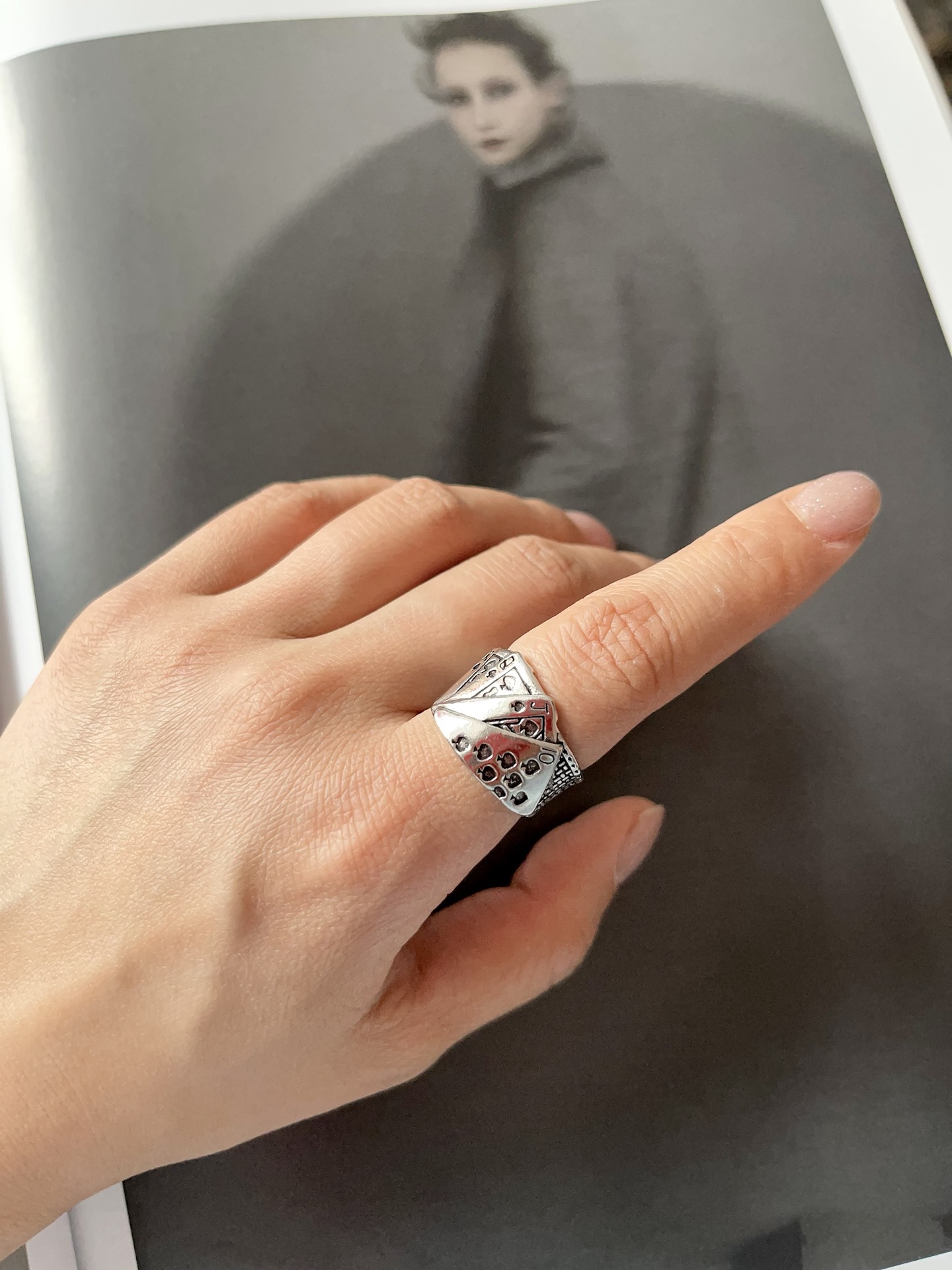 绝了!这扑克戒指💍自带清冷感,中性风满满