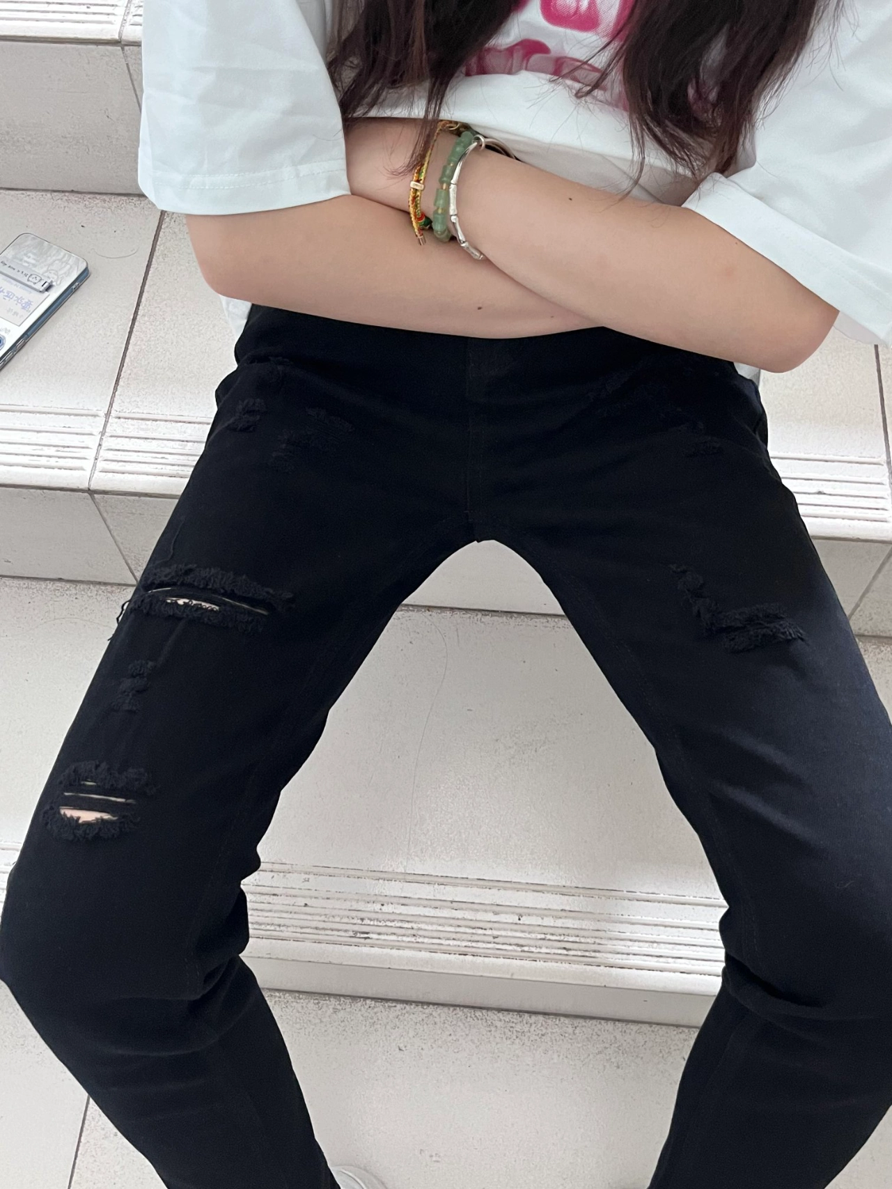 这款黑色破洞牛仔裤真的好酷啊!