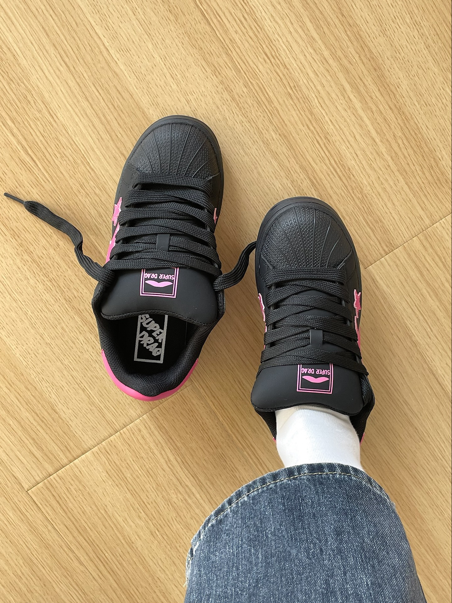 啊啊啊!黑粉贝壳头板鞋真的甜酷感拉满!