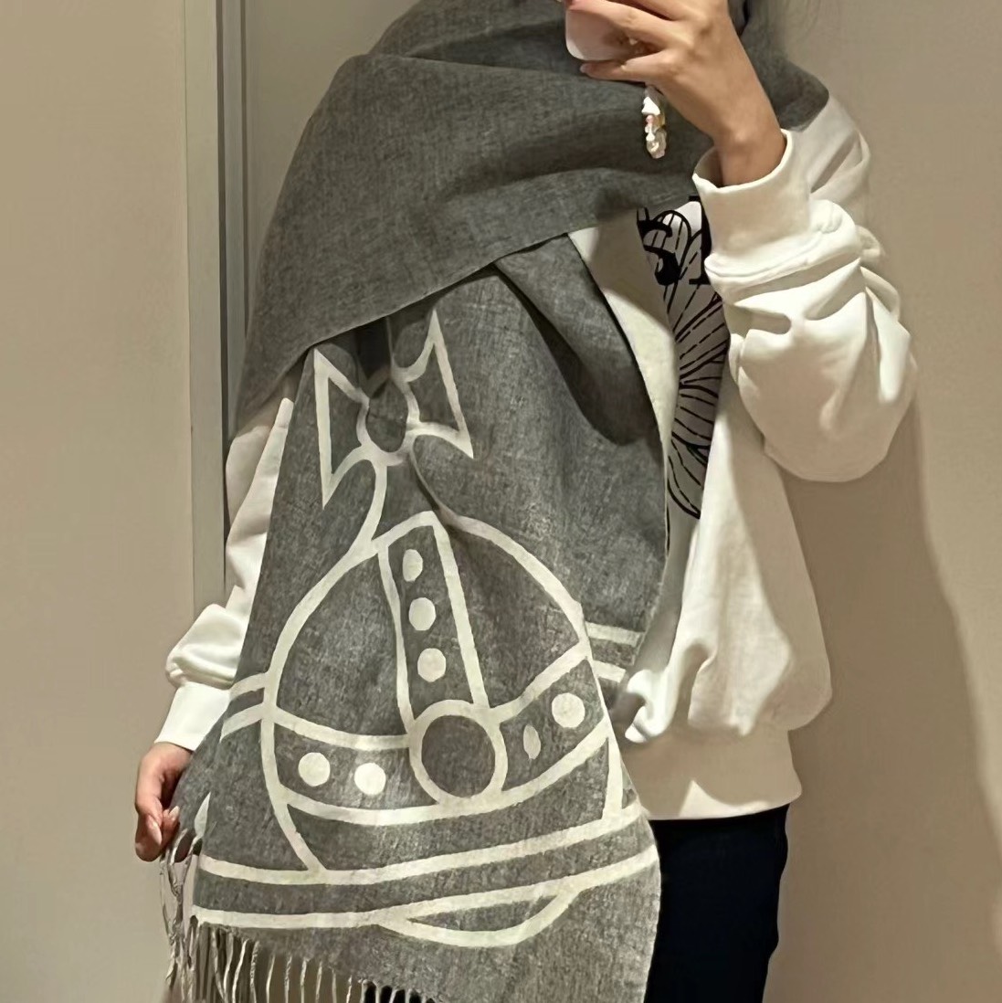 custom review-Вязаные шарфы Vivienne Westwood женские серо-белые