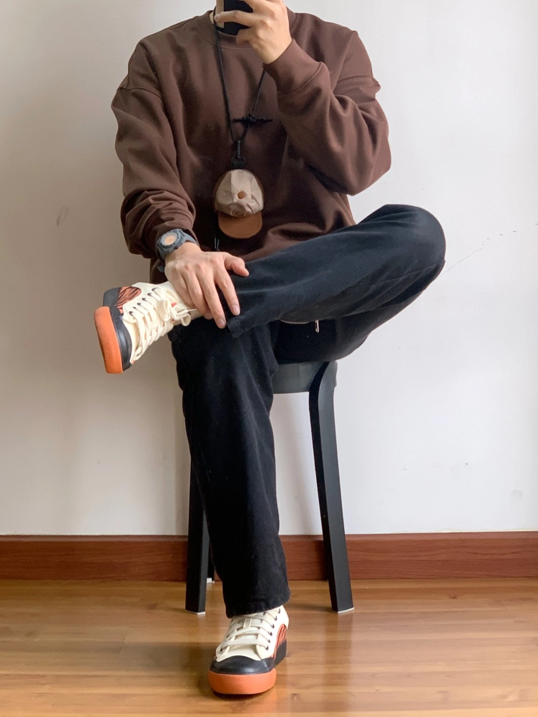 一米七男生卫衣黑色牛仔裤老虎鞋穿搭