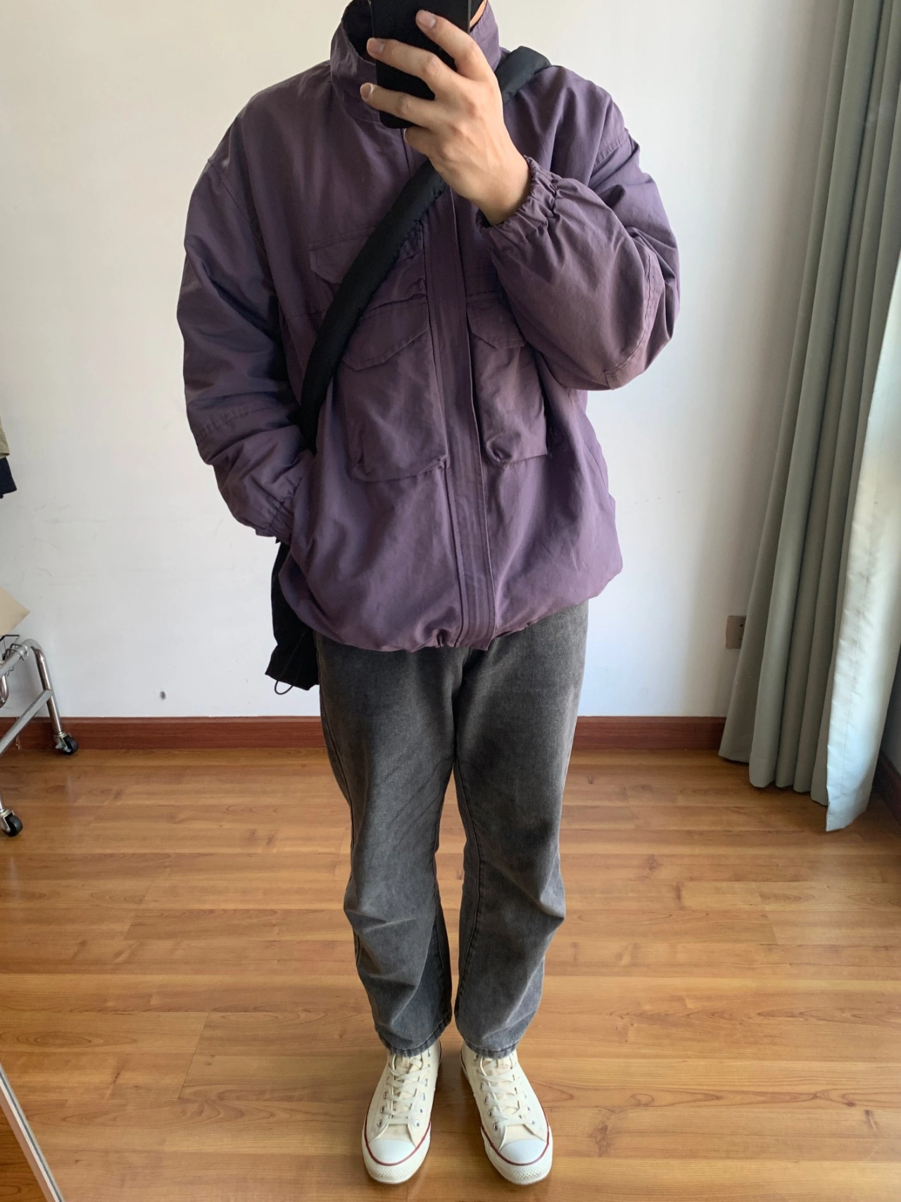 一米七男生紫色冲锋衣烟灰牛仔裤匡威穿搭