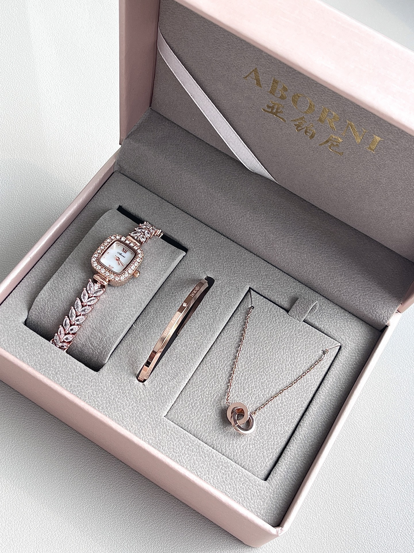 鱼尾钻石敲美滴～
在灯光下blingbling尊嘟闪爆啦
真的很难不爱噜
戴