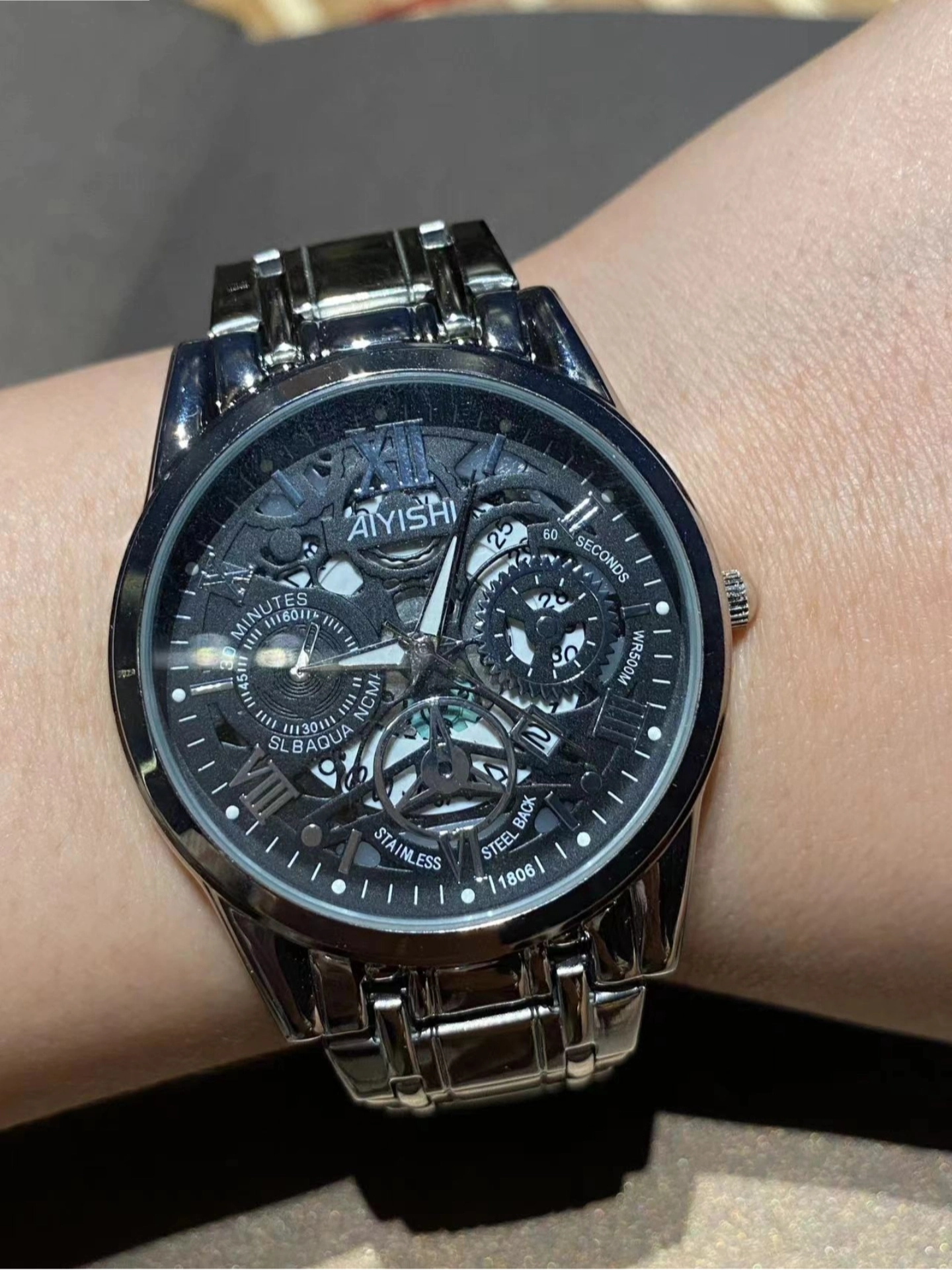 这款手表极具潮流属性充满了机械风和运动风

采用了一个撞色设计