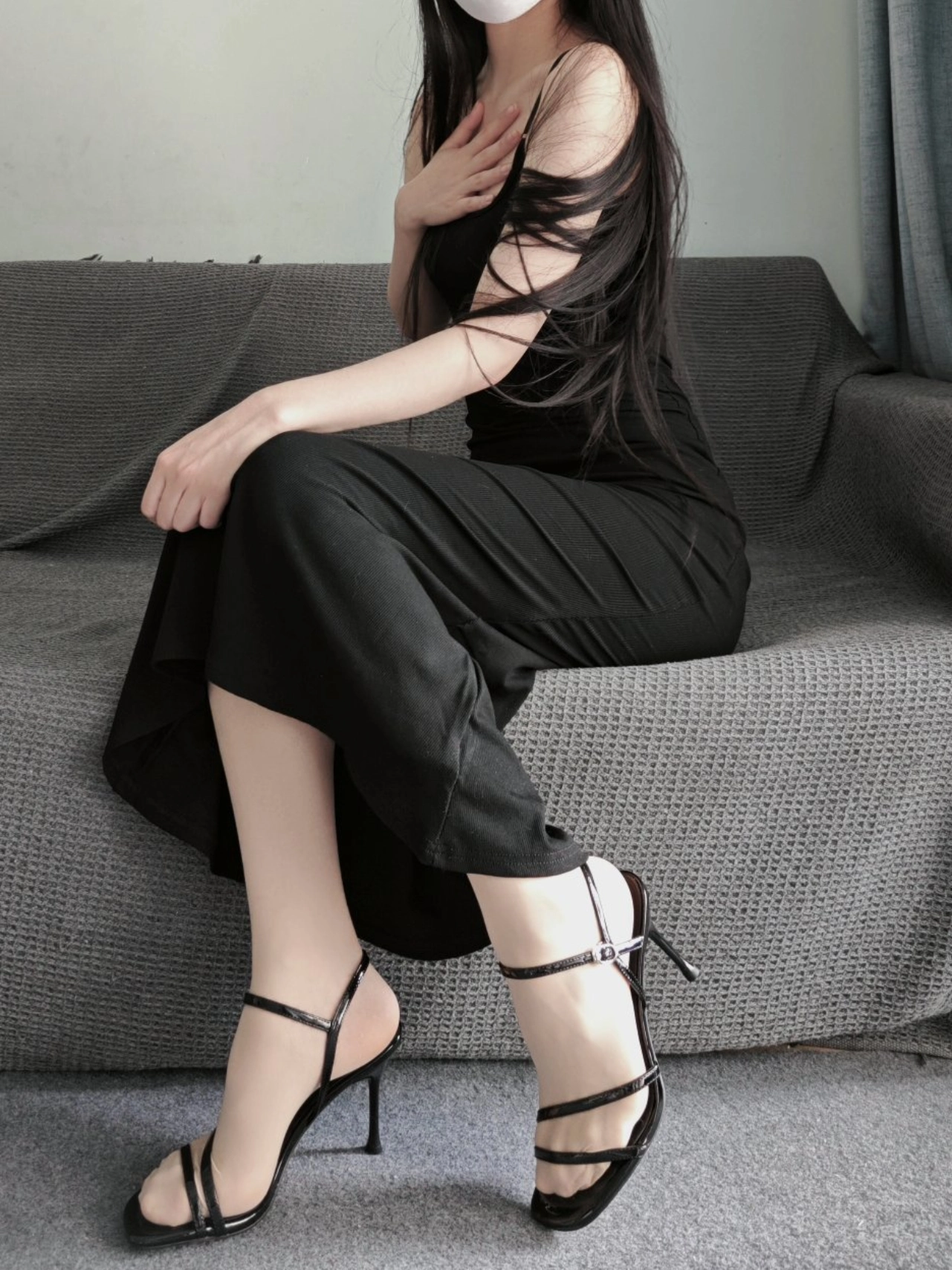 黑色高跟鞋简约线条的美感