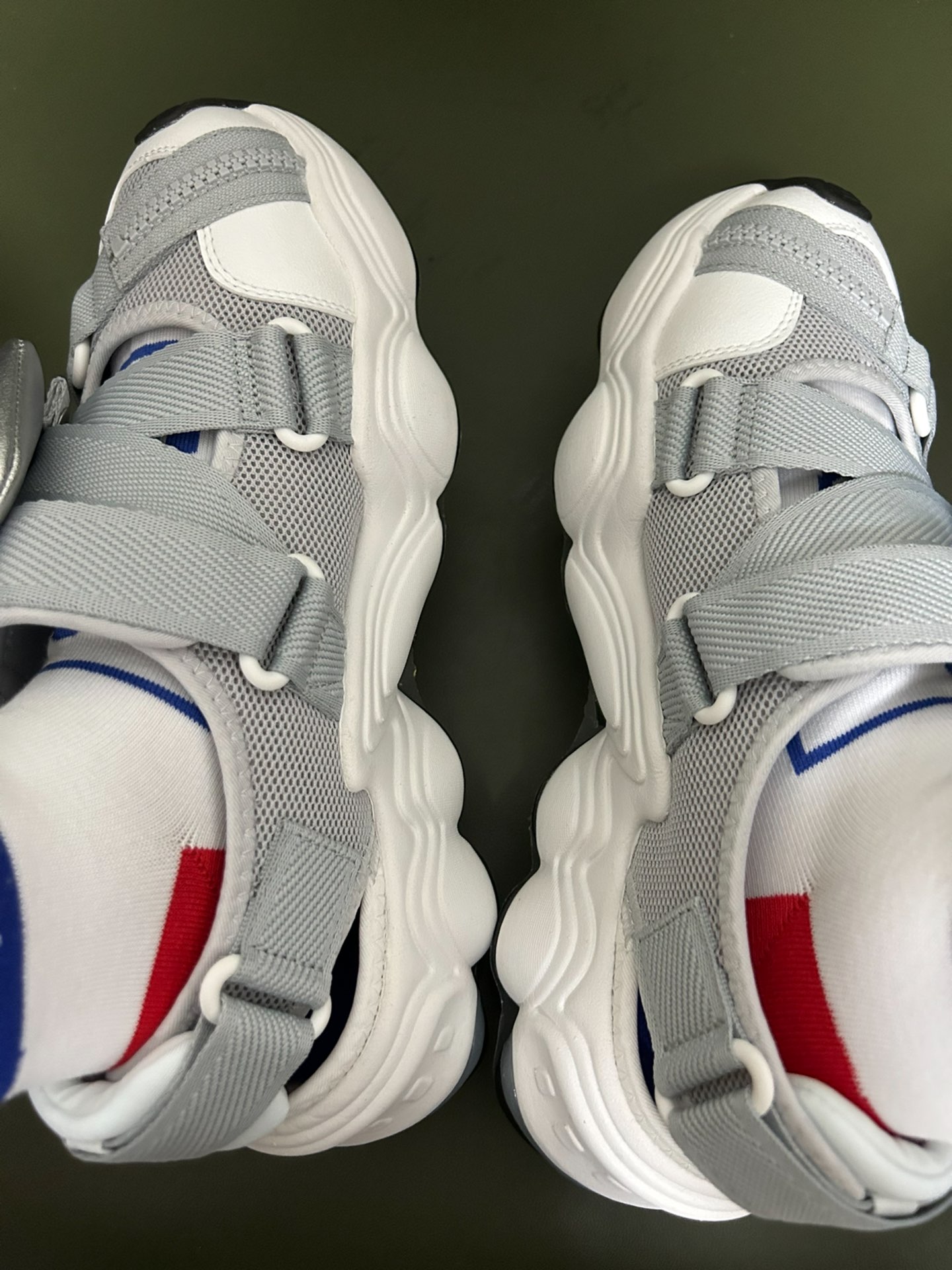 fila斐乐 时尚潮牌银白配色潮流舒适耐磨防滑百搭夏天出门沙滩凉鞋