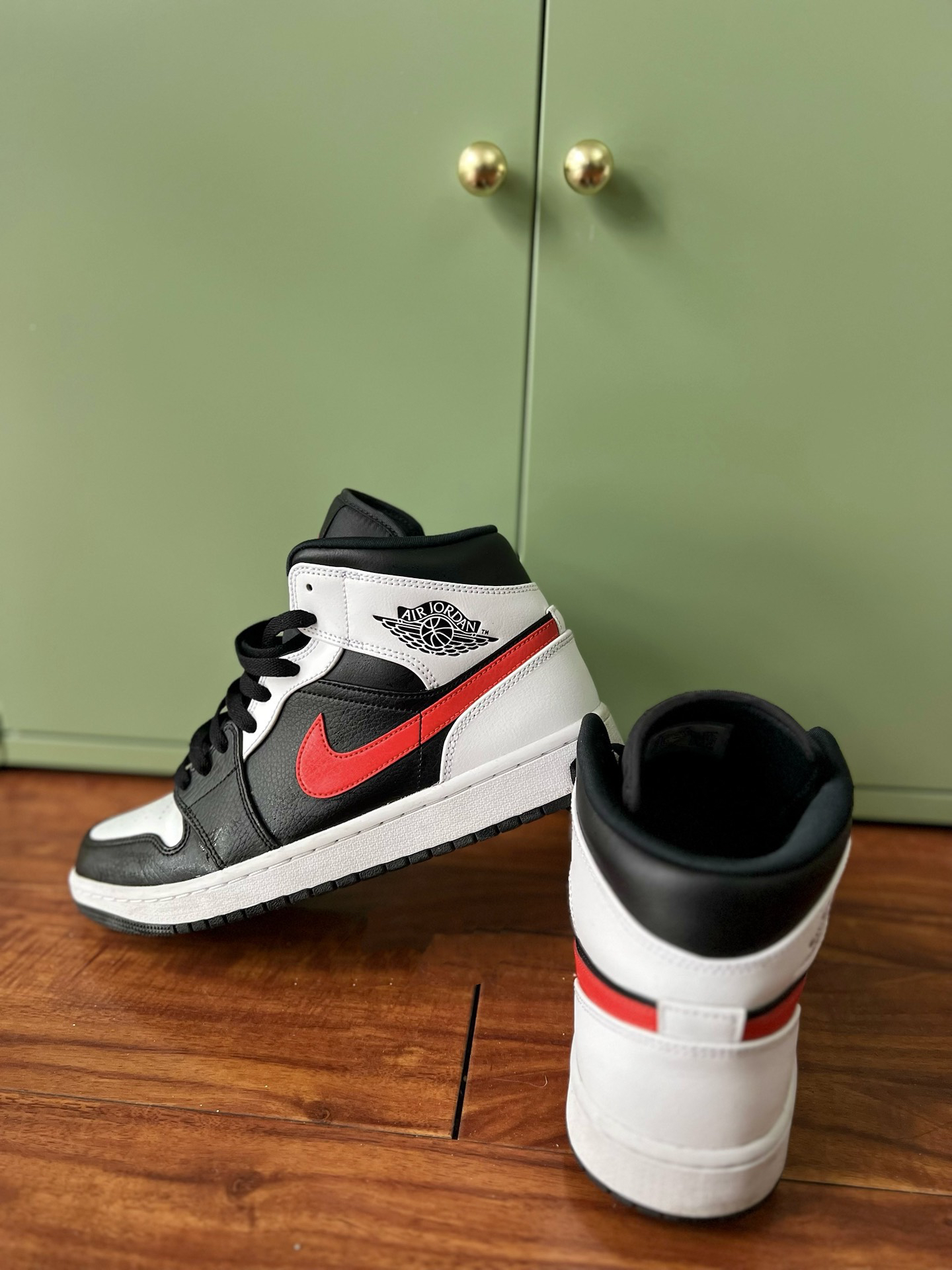 aj熊猫红勾mid,这个配色也太绝了,经典的黑白红怎么搭配都不会错