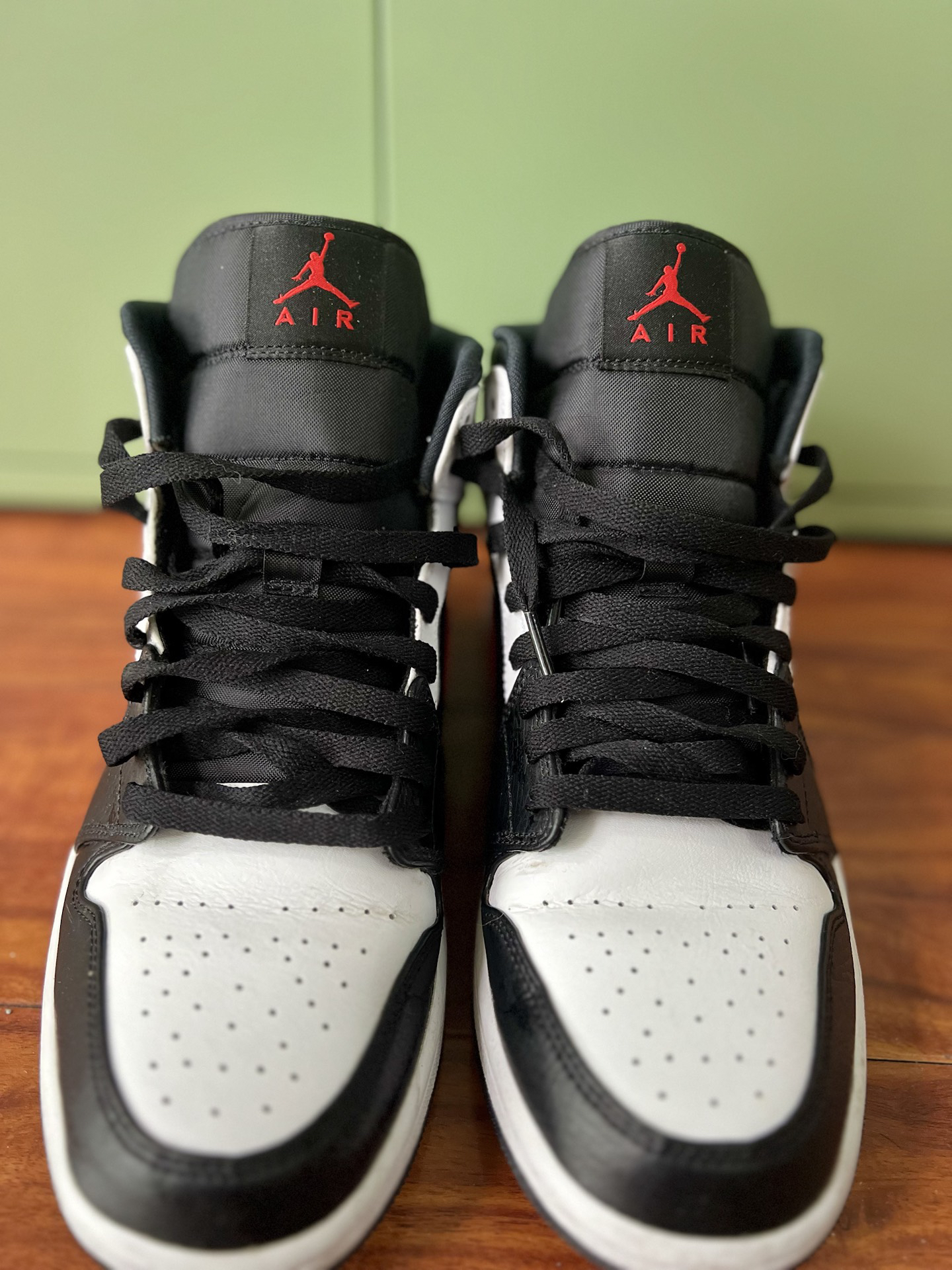 aj熊猫红勾mid,这个配色也太绝了,经典的黑白红怎么搭配都不会错