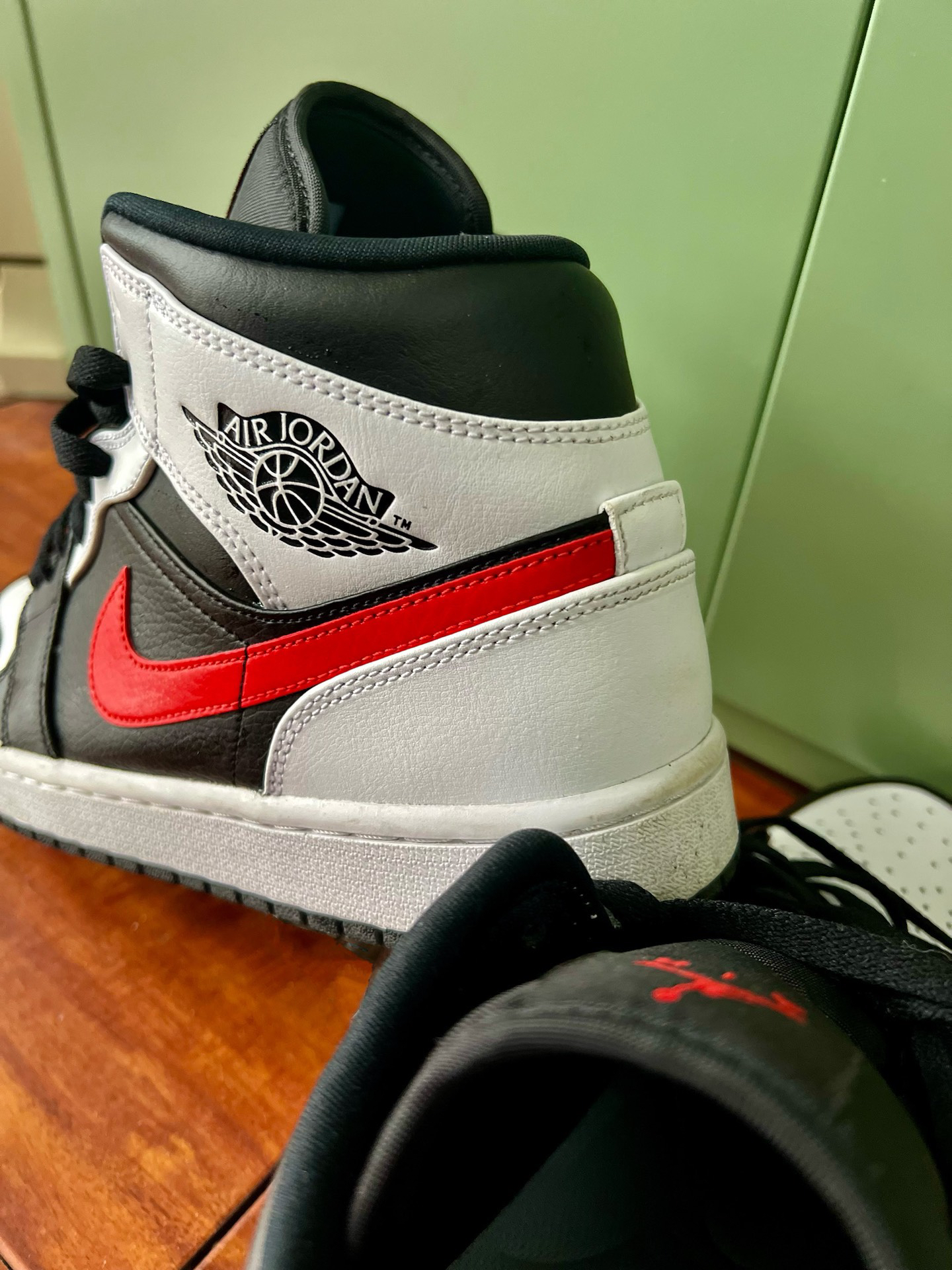 aj熊猫红勾mid,这个配色也太绝了,经典的黑白红怎么搭配都不会错