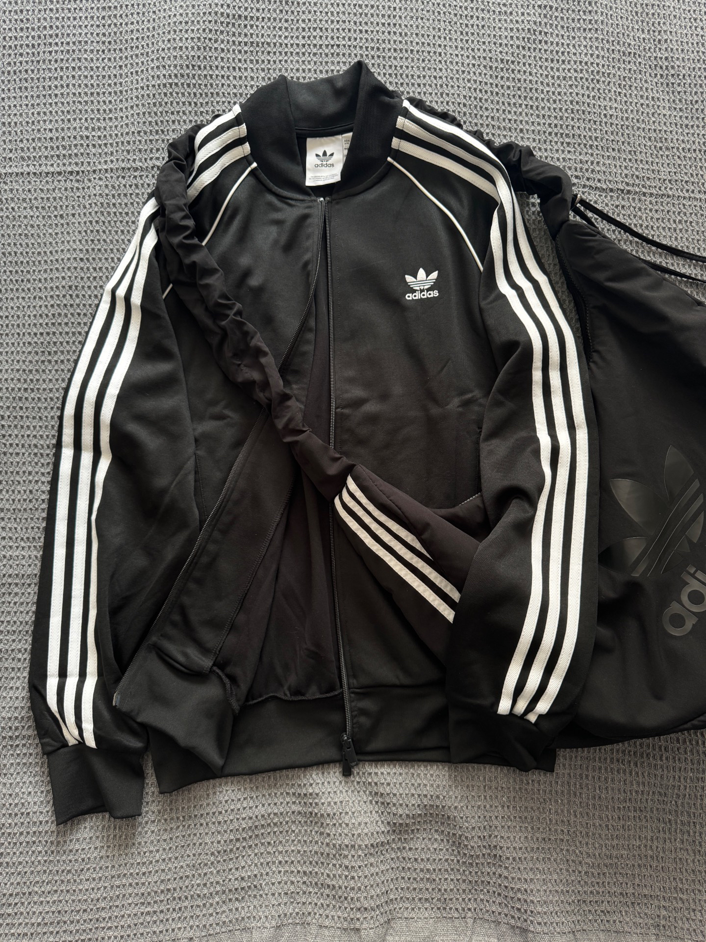 adidas  
黑白总不会过时吧