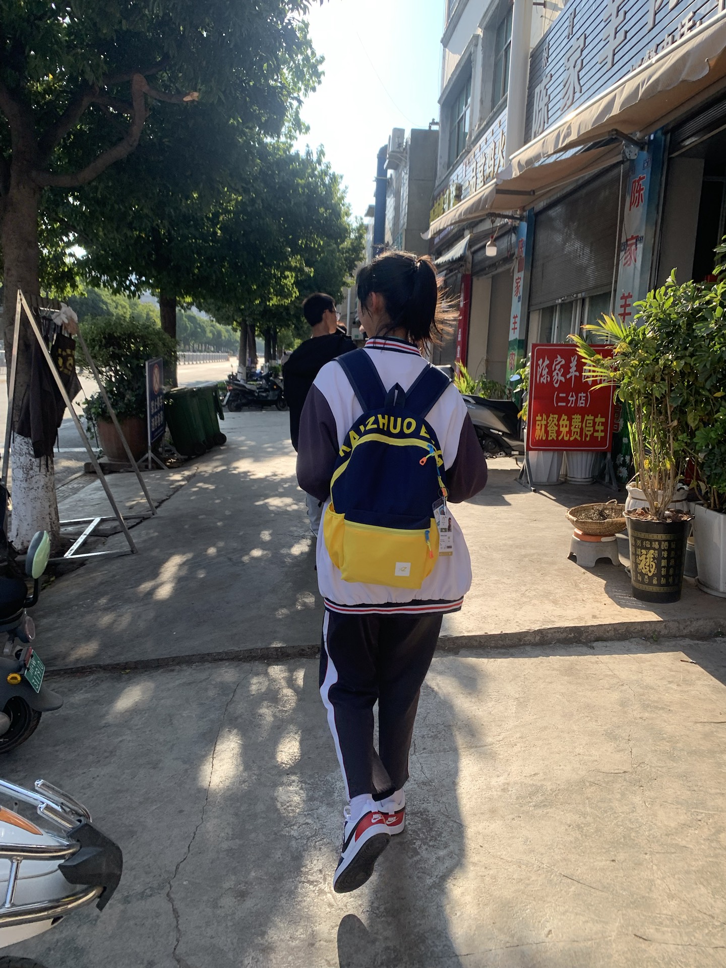 家人们很喜欢呀这个书包和鞋子都是很百搭的很适合学生党的呢搭配校服