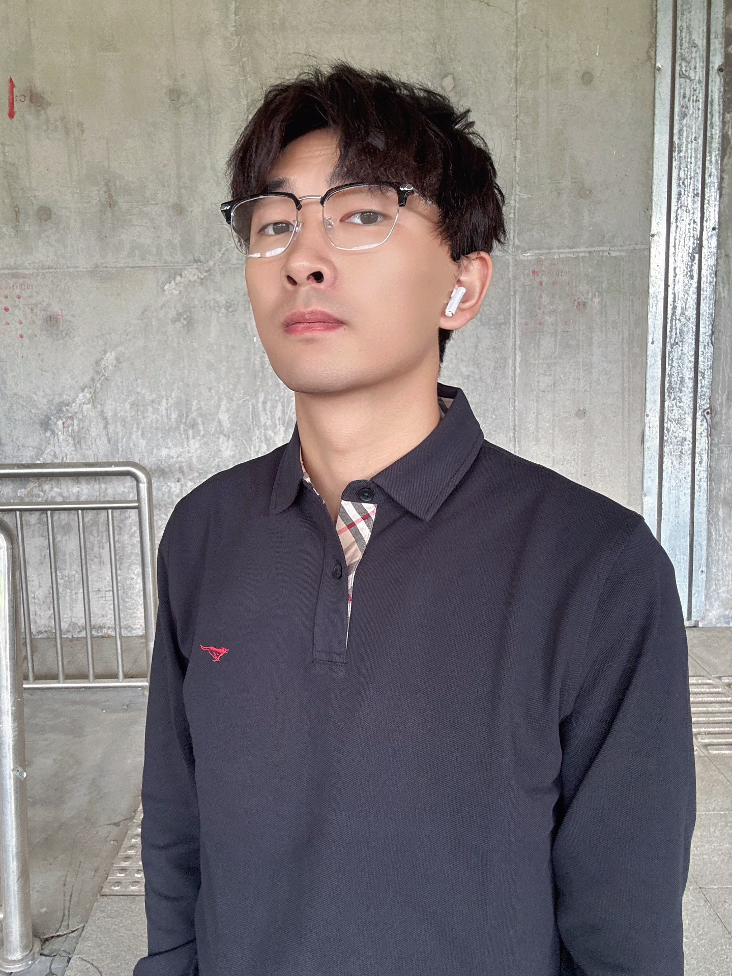 的半框眼镜
戴着看上去斯斯文文的还能显得脸小
真