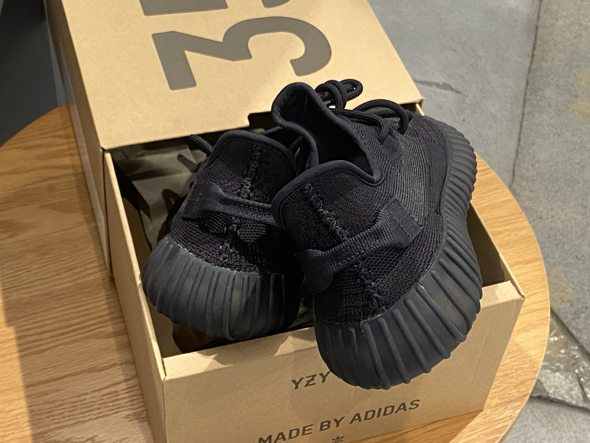 黑武士椰子鞋350～阿迪达斯!