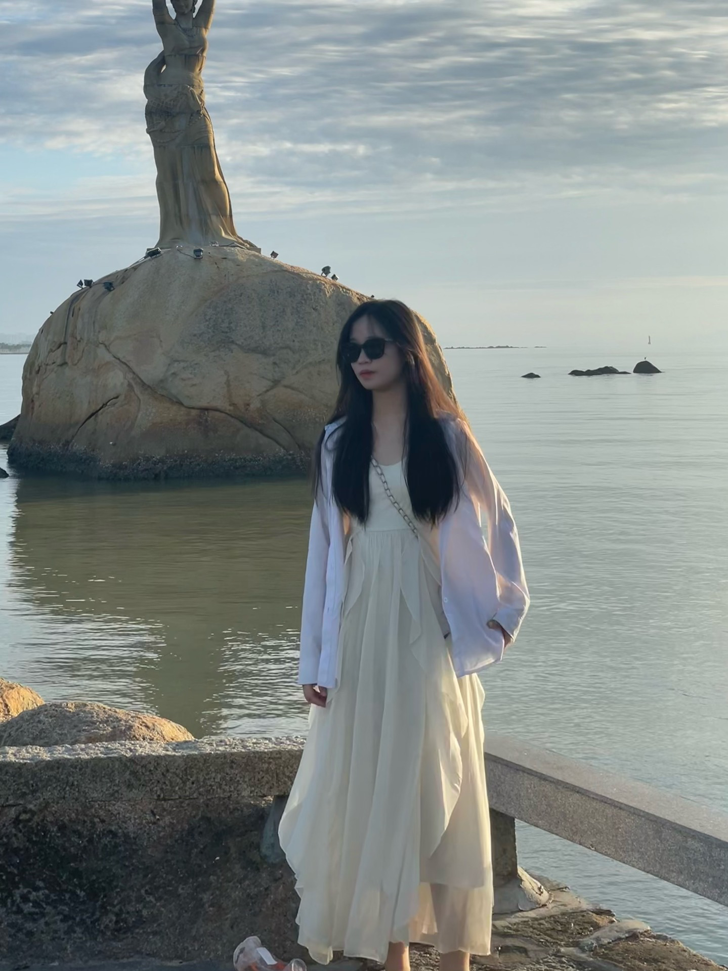 原图直出啦
#高级感墨镜 #墨镜一戴谁都不爱 #海边ootd #美女穿搭墨镜