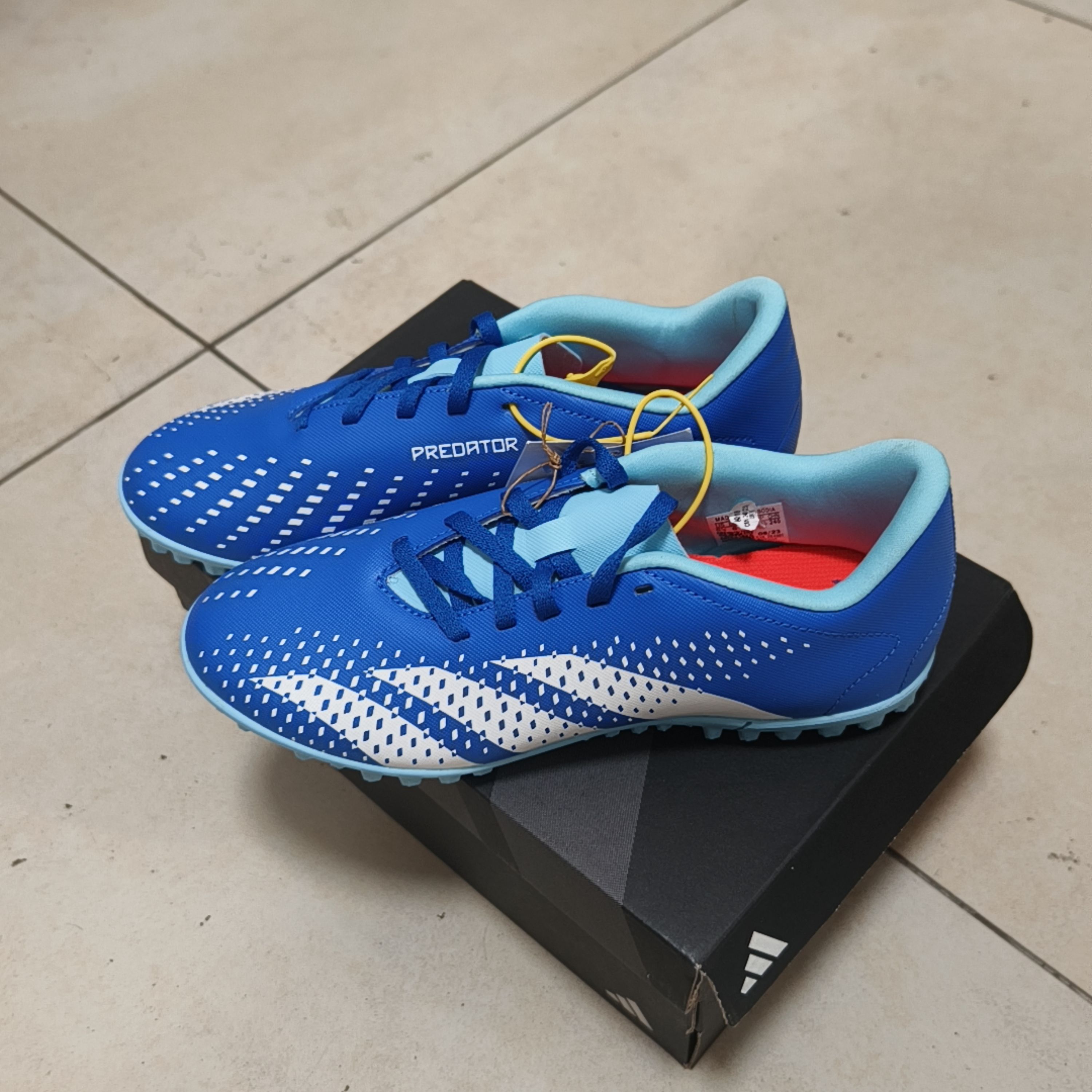 gy9996 - 阿迪达斯猎鹰中端足球鞋