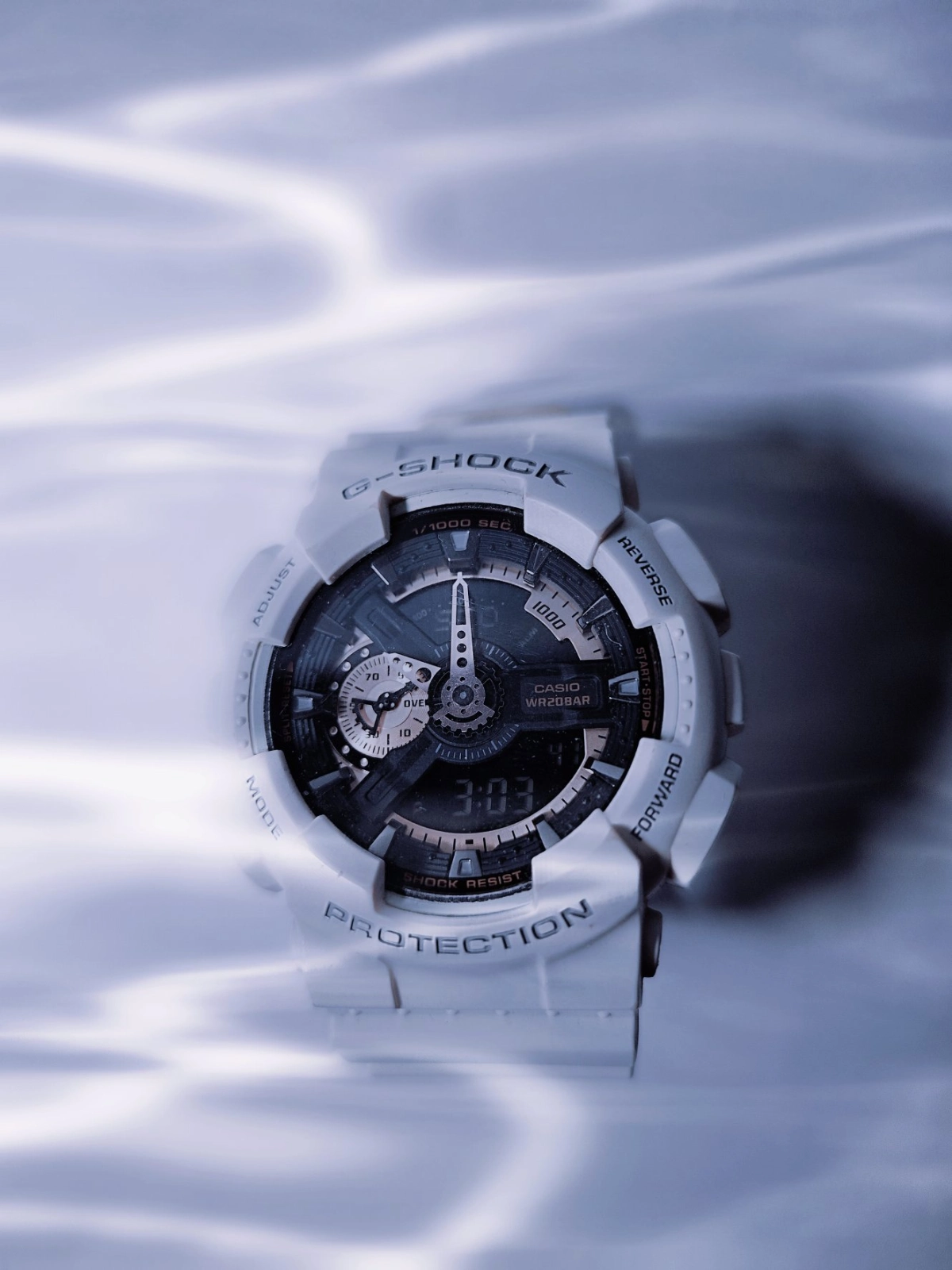 卡西欧g shock手表,白色表壳,玫瑰金表盘,我带手上不太重,挺舒服的,有