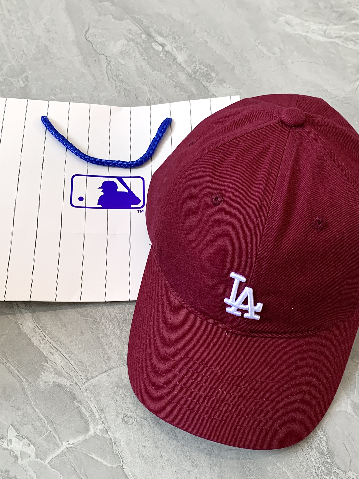 氛围感直接拉满的酒红色mlb鸭舌帽.