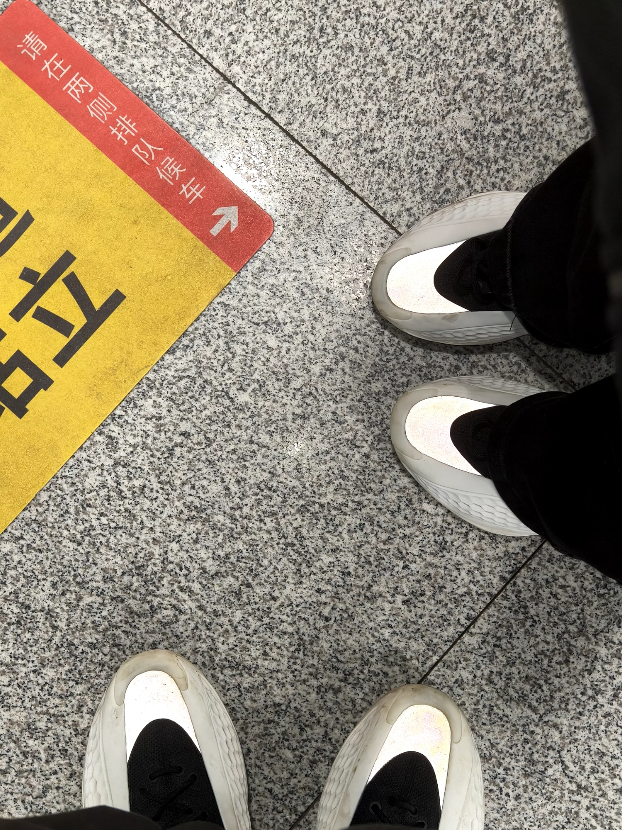 custom review-Adidas A.E. 1 ' Anthony Edwards 1 ' Устойчивый к истиранию MID Топ Баскетбольные кроссовки Мужской Черный Белый