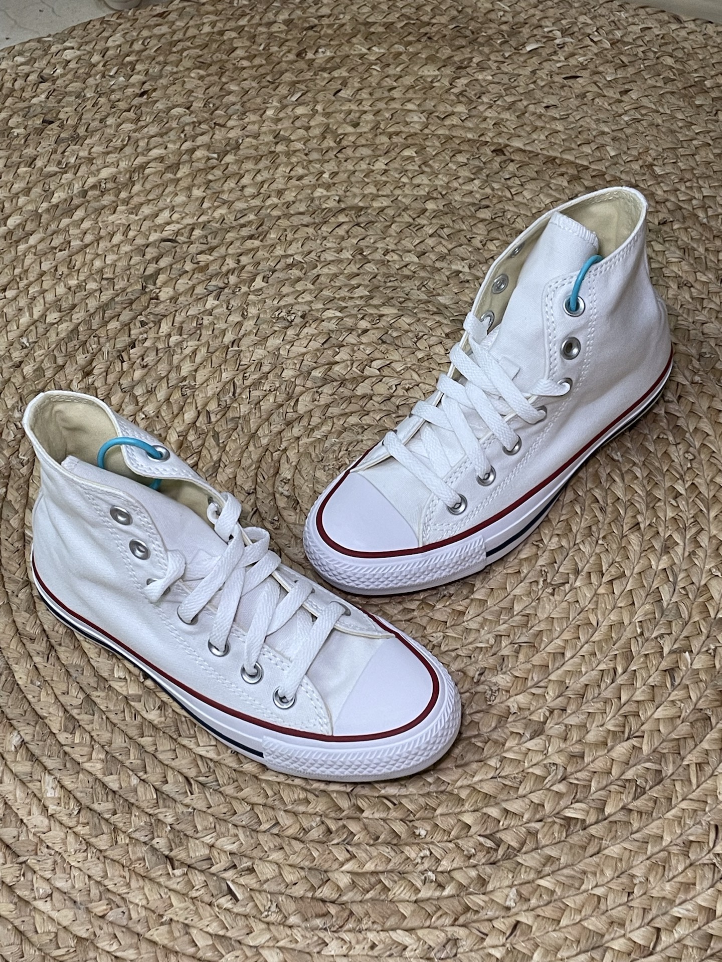 大家分享一下来自匡威帆布鞋的时候到了,鞋子表面全都是白色的设计,有