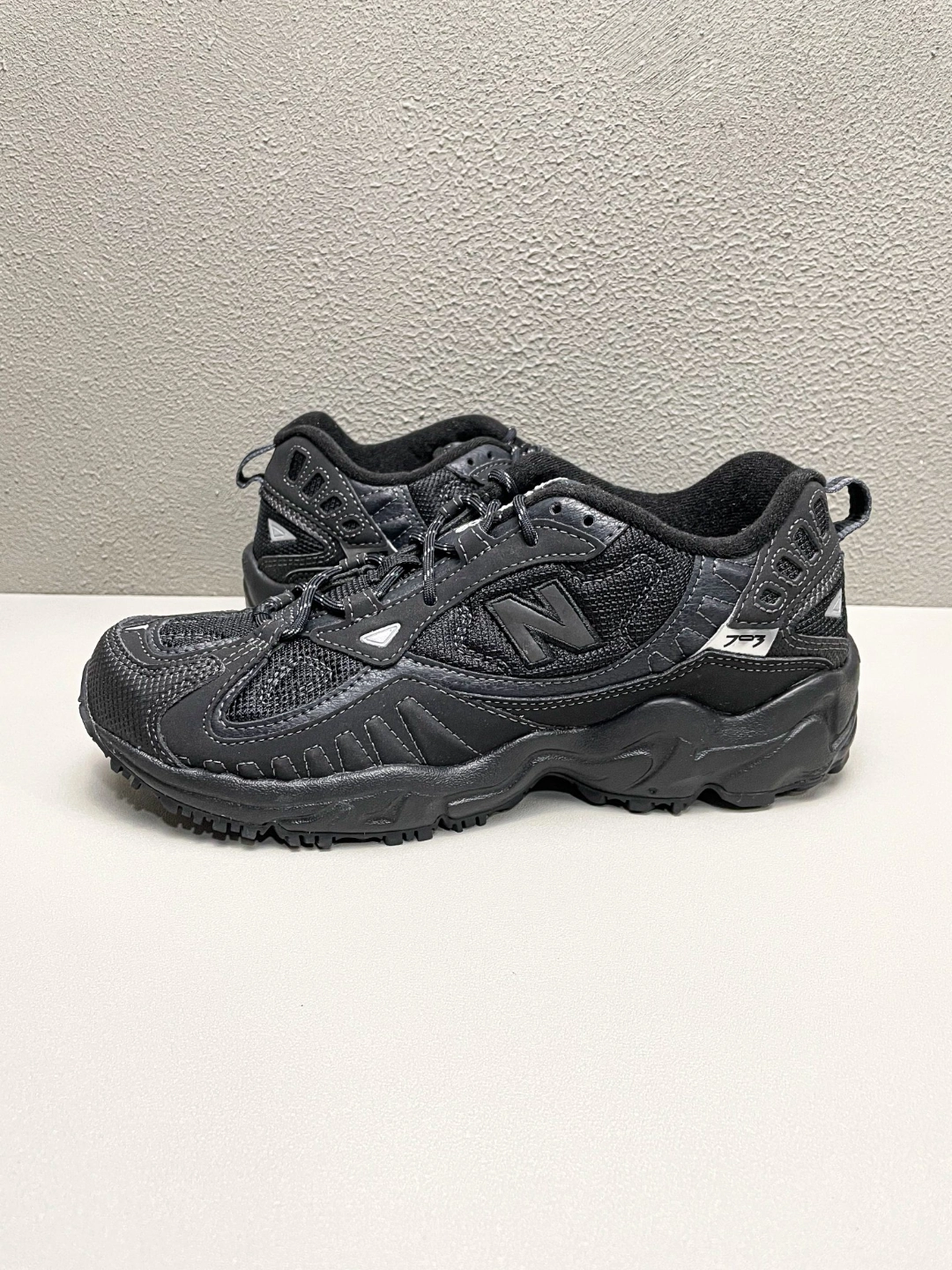 不会还有人不知道这双纯黑百搭功能鞋吧7315