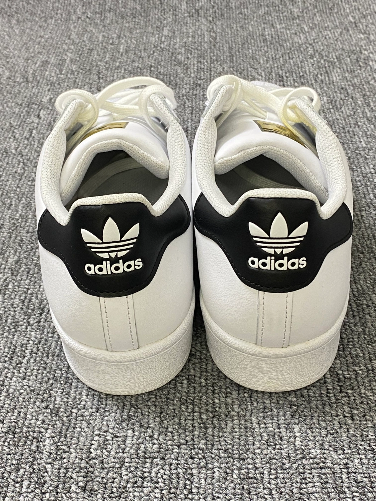 来看看阿迪达斯的白金贝壳头