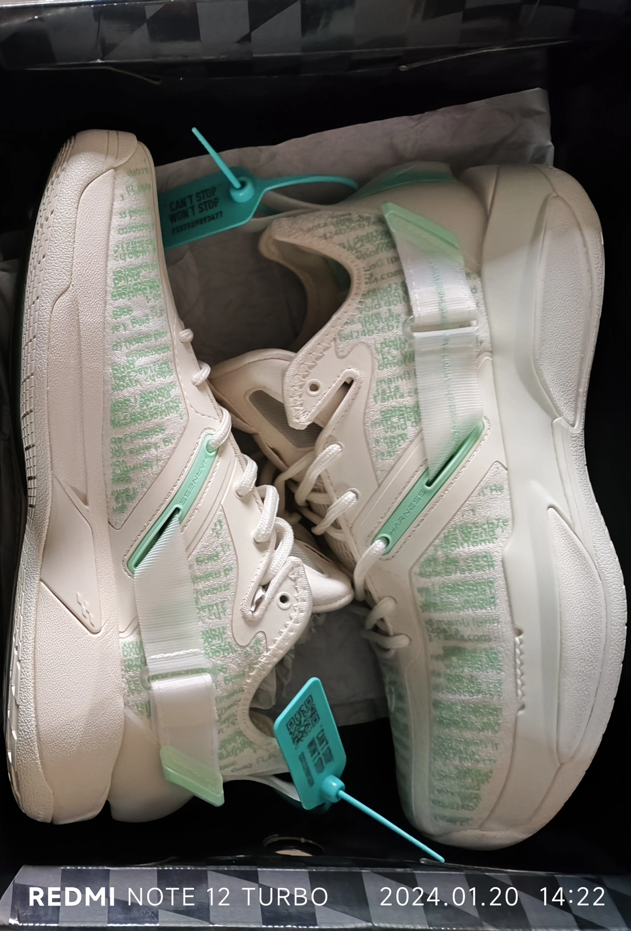 海沃德3代颜值很高,后掌发泡也非常软弹,初上脚可能会觉得有点硬,但抓