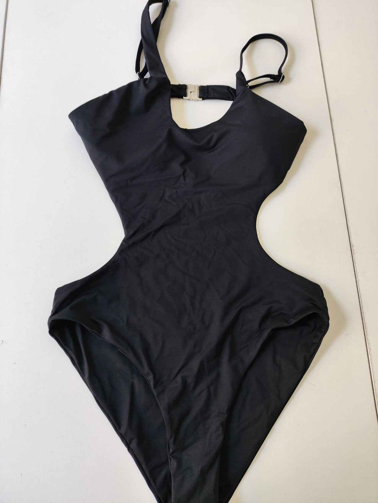 换上游泳衣去游泳了