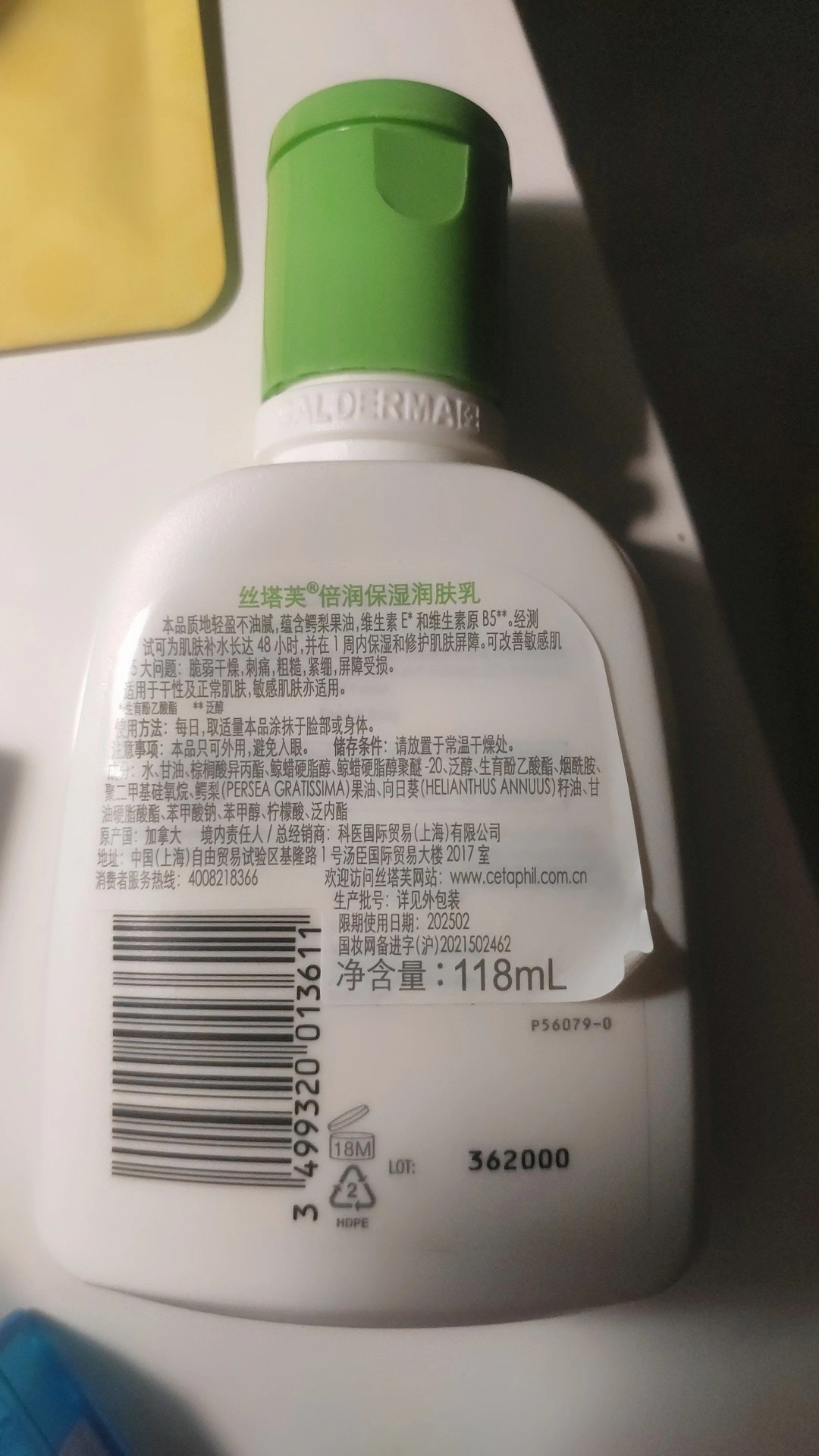 丝塔芙这款润肤乳真的很好用,洗澡后涂上能保证不起皮,很服帖,小瓶
