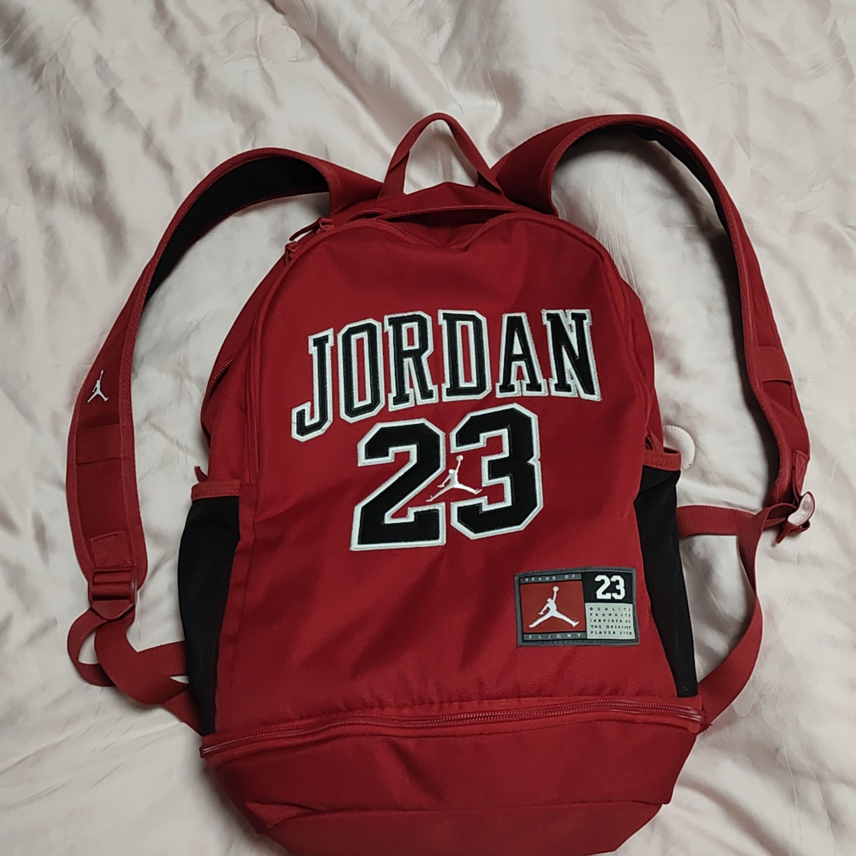 北卡蓝/公牛红/黑色
#jordan好物分享 #乔丹双肩包 #乔丹书包 #aj书包