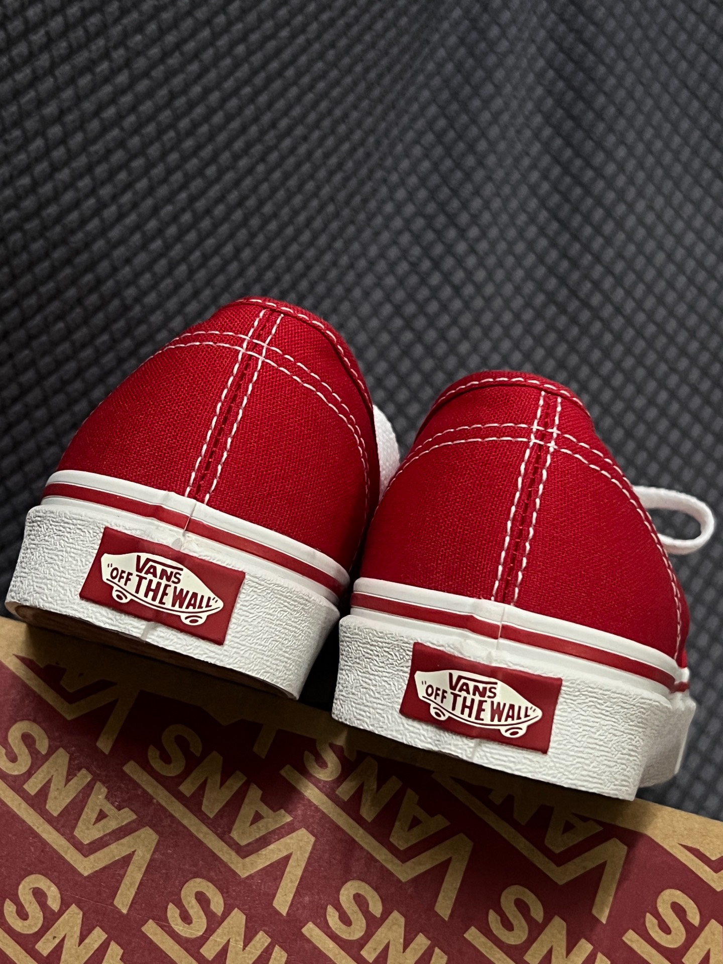 牛哄哄这双vans经典authentic正红色经典帆布鞋可以搭遍所有衣服赞