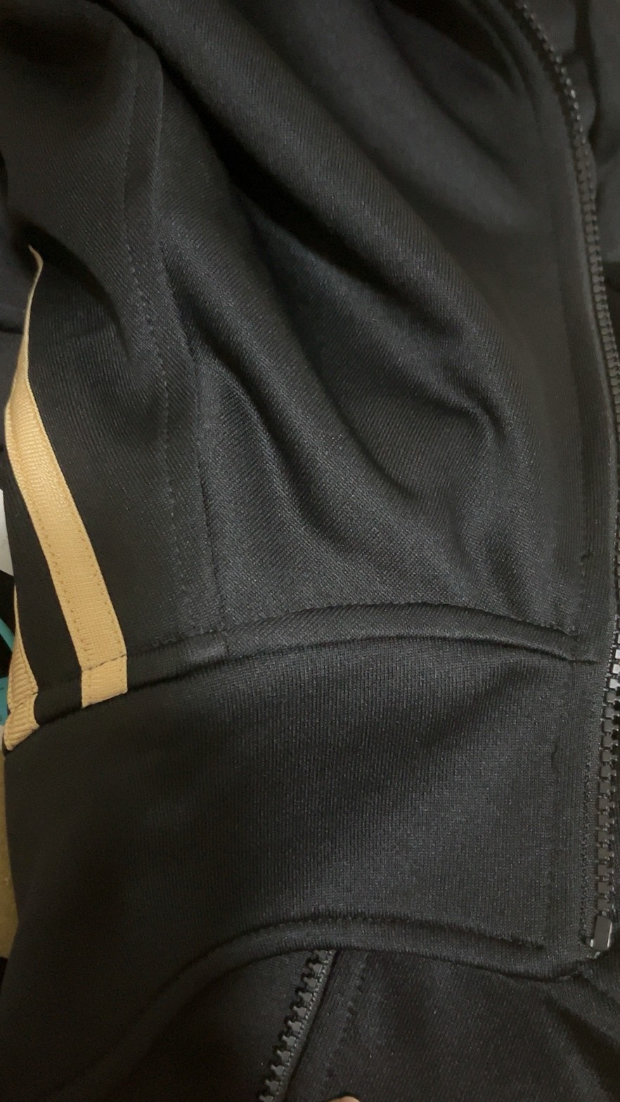 custom review-Adidas Sportlife Черная с Золотой Полосой Унисекс Куртка