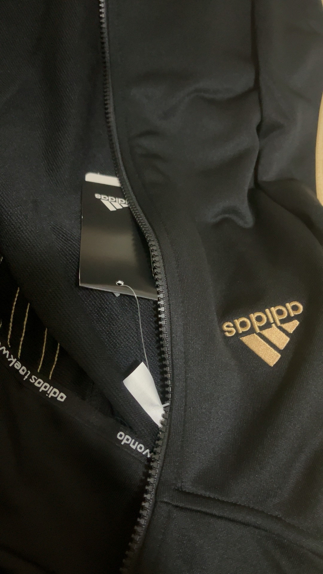 custom review-Adidas Sportlife Черная с Золотой Полосой Унисекс Куртка