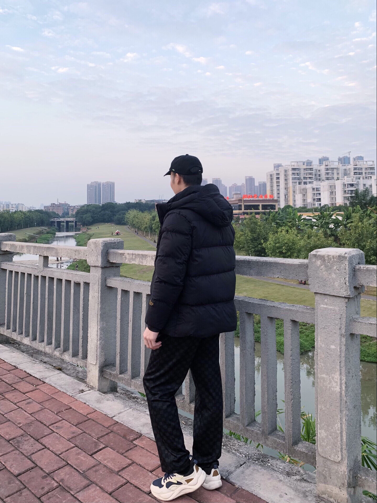 原来男生喜欢穿黑色羽绒服