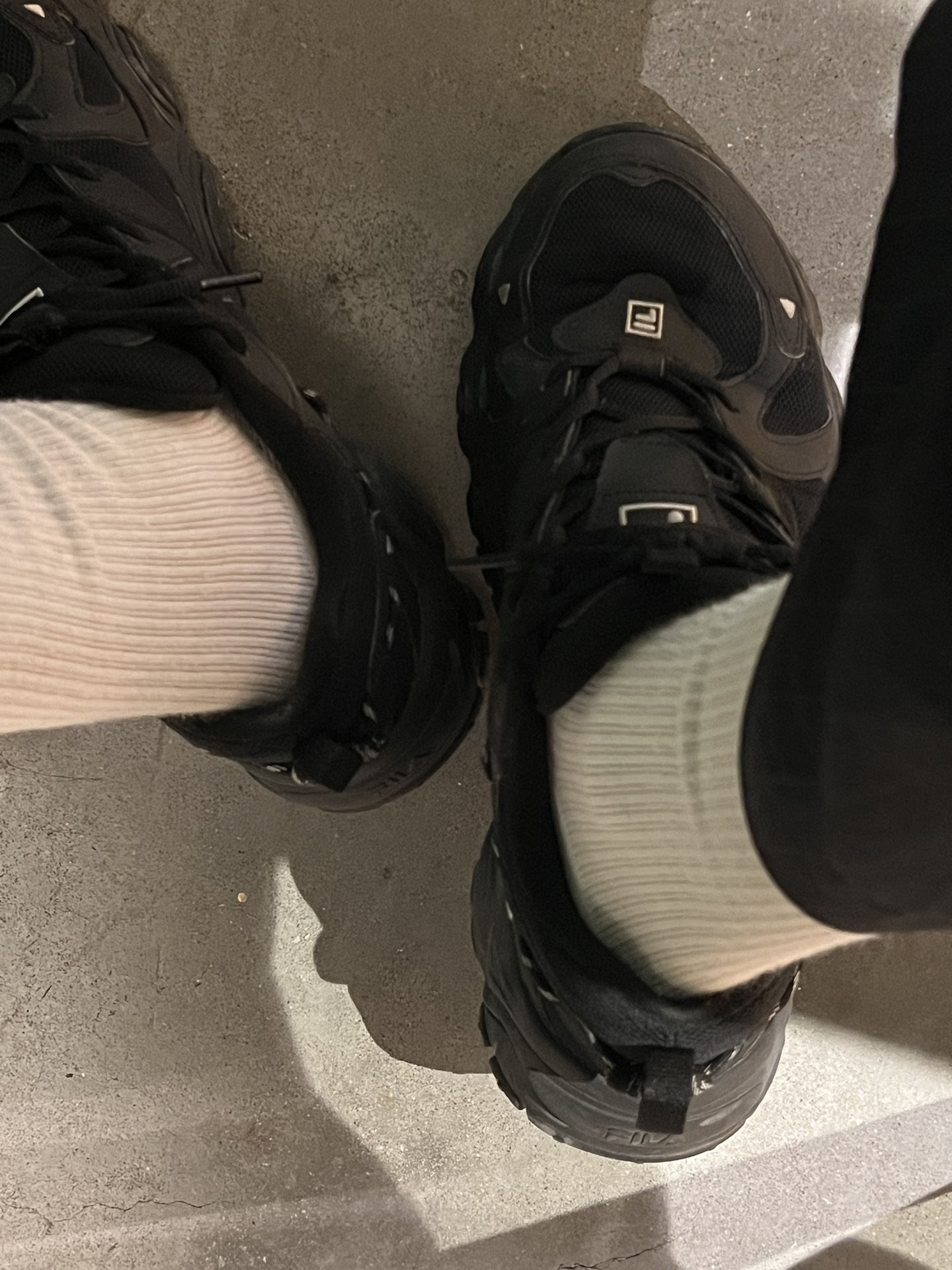 黑鞋白袜就有一种