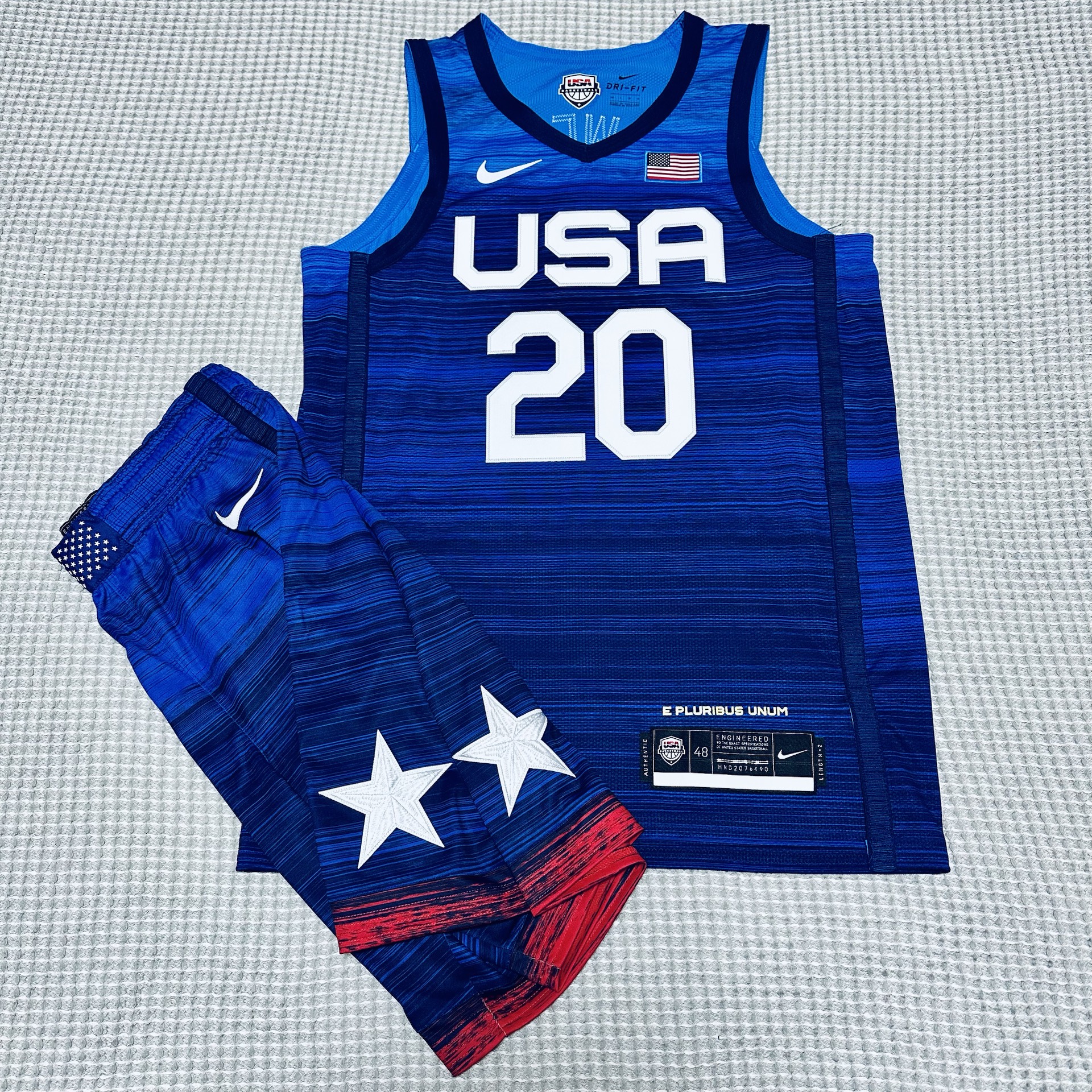 20 号
顺便改了个自己的名字[狗头_blue]

#美国梦之队 #美国队球衣