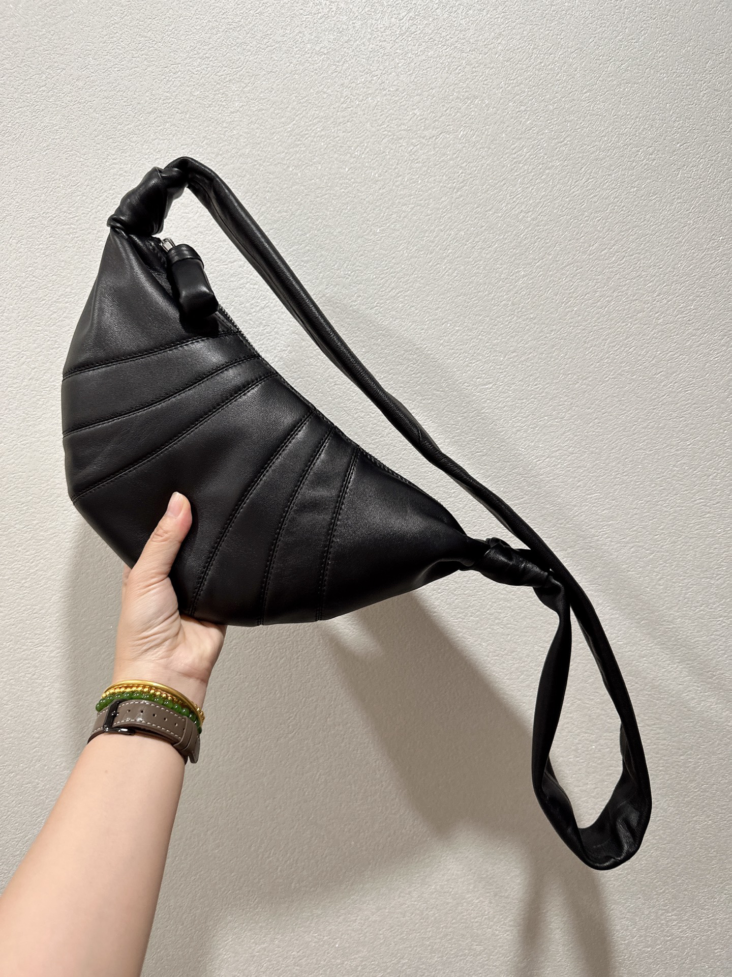 谁还没有拥有lemaire的牛角包呀!牛角包配牛角!可可爱爱!